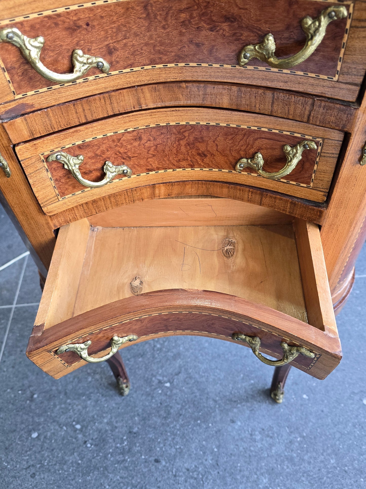Commode galbée demi-lune en marqueterie – Style Louis XV, fin XIXe siècle