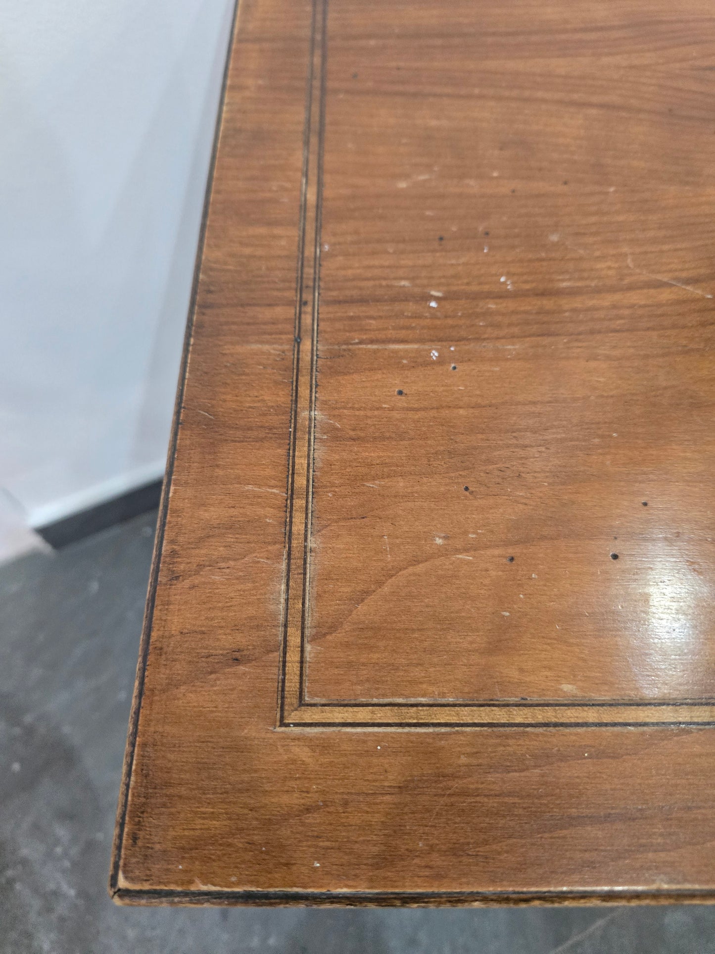 Table de chevet ou bout de canapé en bois – double plateau et tiroir