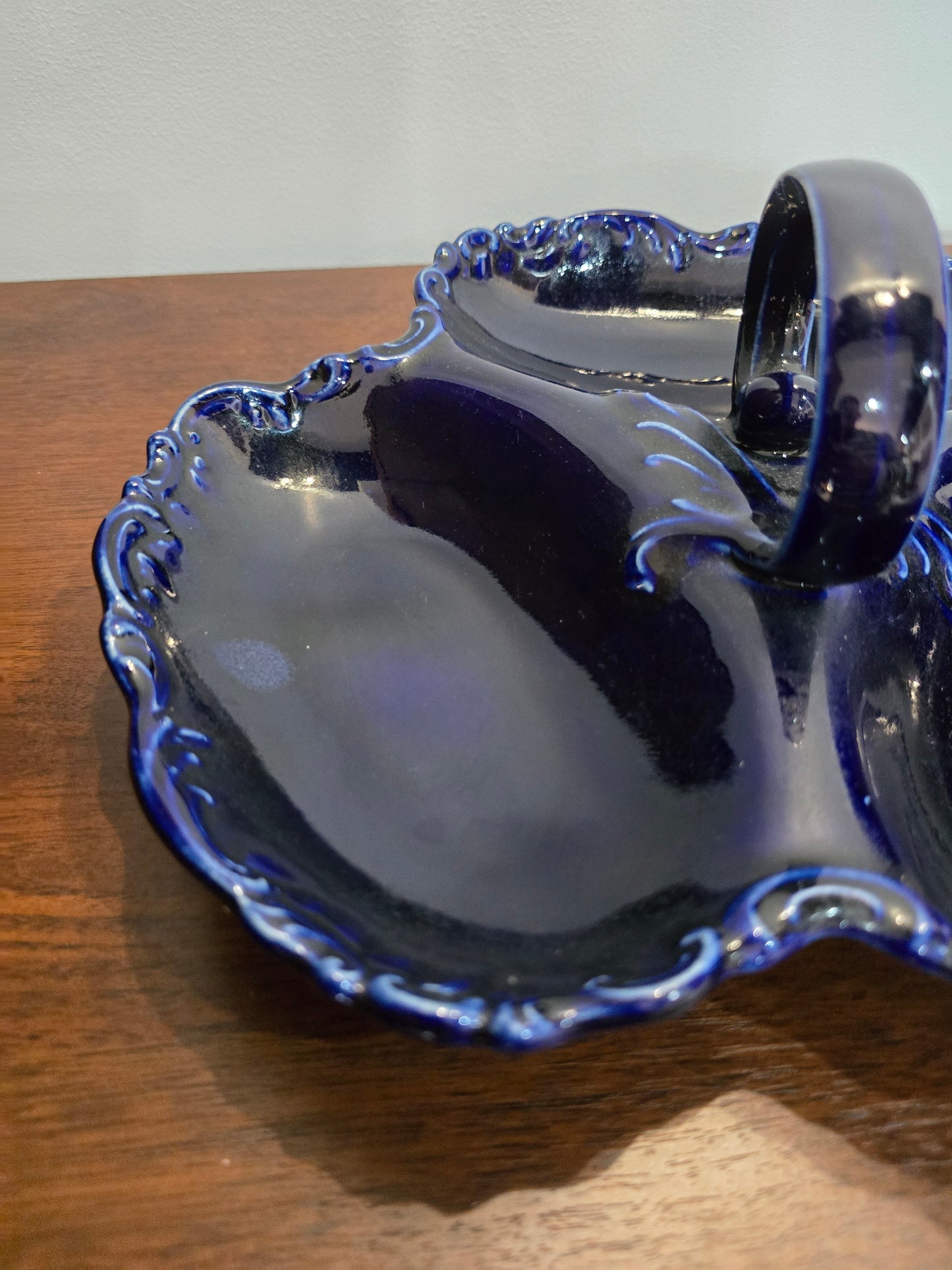 Plat compartimenté en céramique bleu cobalt à décor rocaille