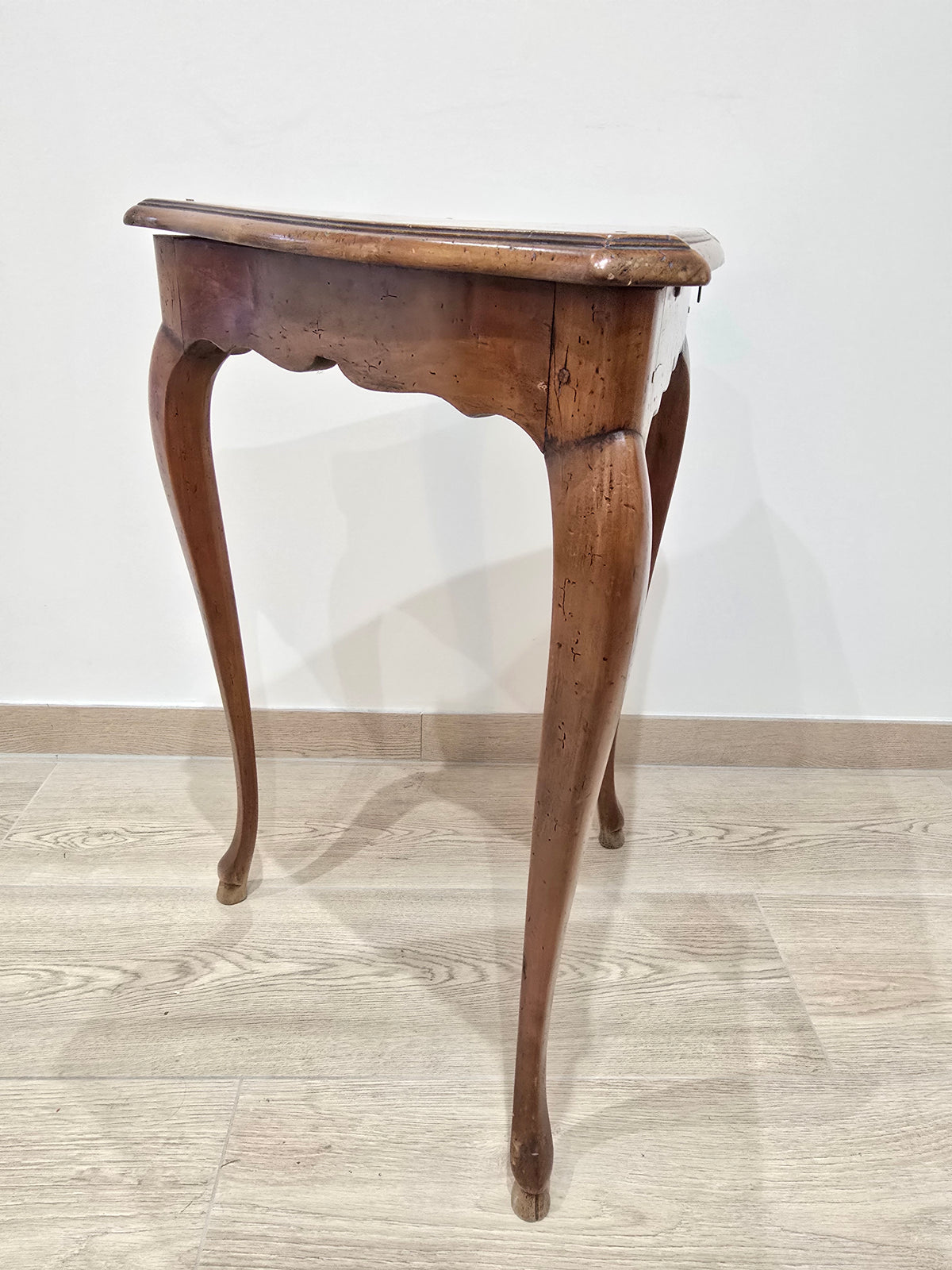 Table d'Appui Triangulaire à Écritoire – Estampillée André Mailfert (Orléans) – Style Louis XV