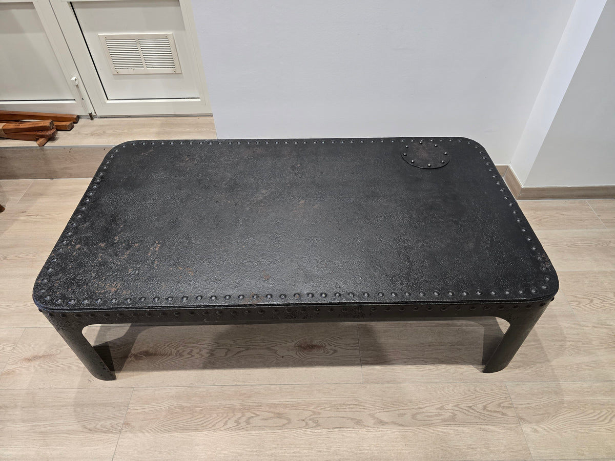 Table basse industrielle en métal riveté vers 1920 – patine noire – 145 × 80 cm