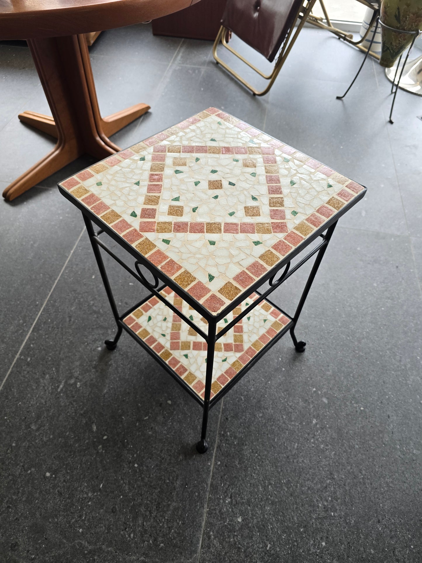 Table d’appoint / sellette en fer forgé et mosaïque