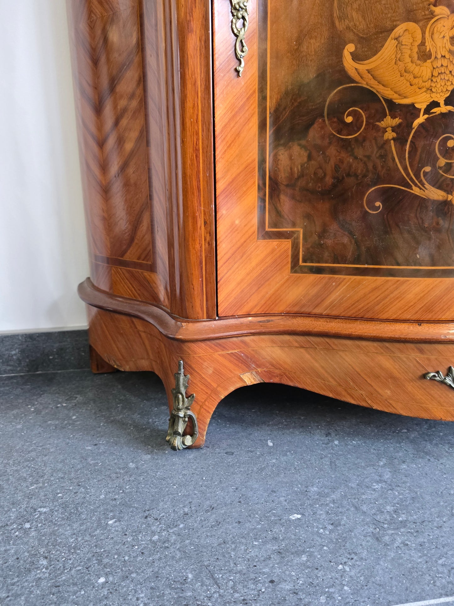 Meuble d’appui galbé en marqueterie florale – Style Louis XV, plateau marbre