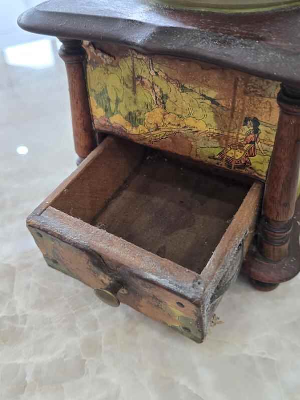 Moulin à café en bois décoré - manivelle et tiroir intégré