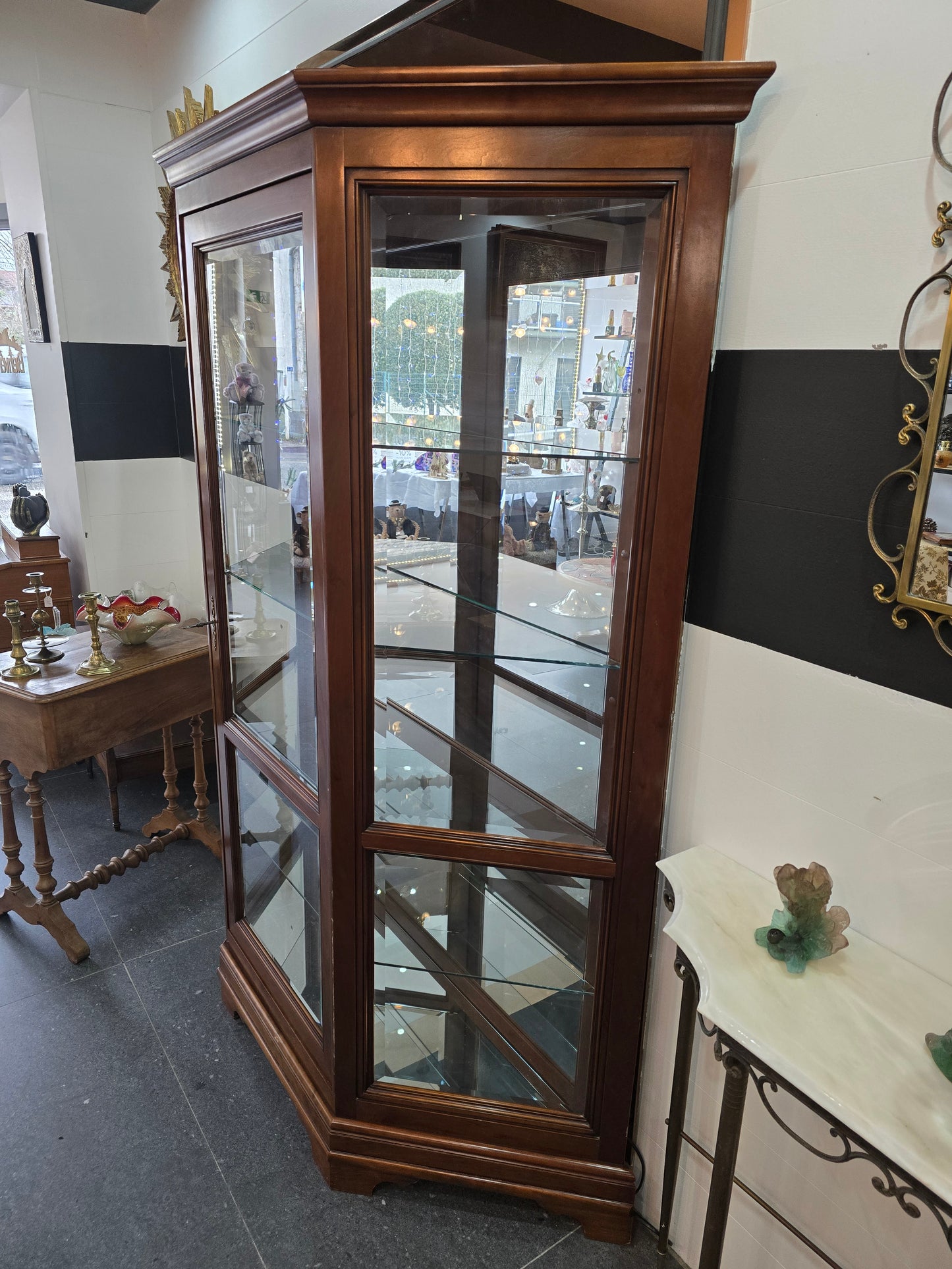 Vitrine hexagonale vintage en bois et verre – éclairé-Style classique. Collection