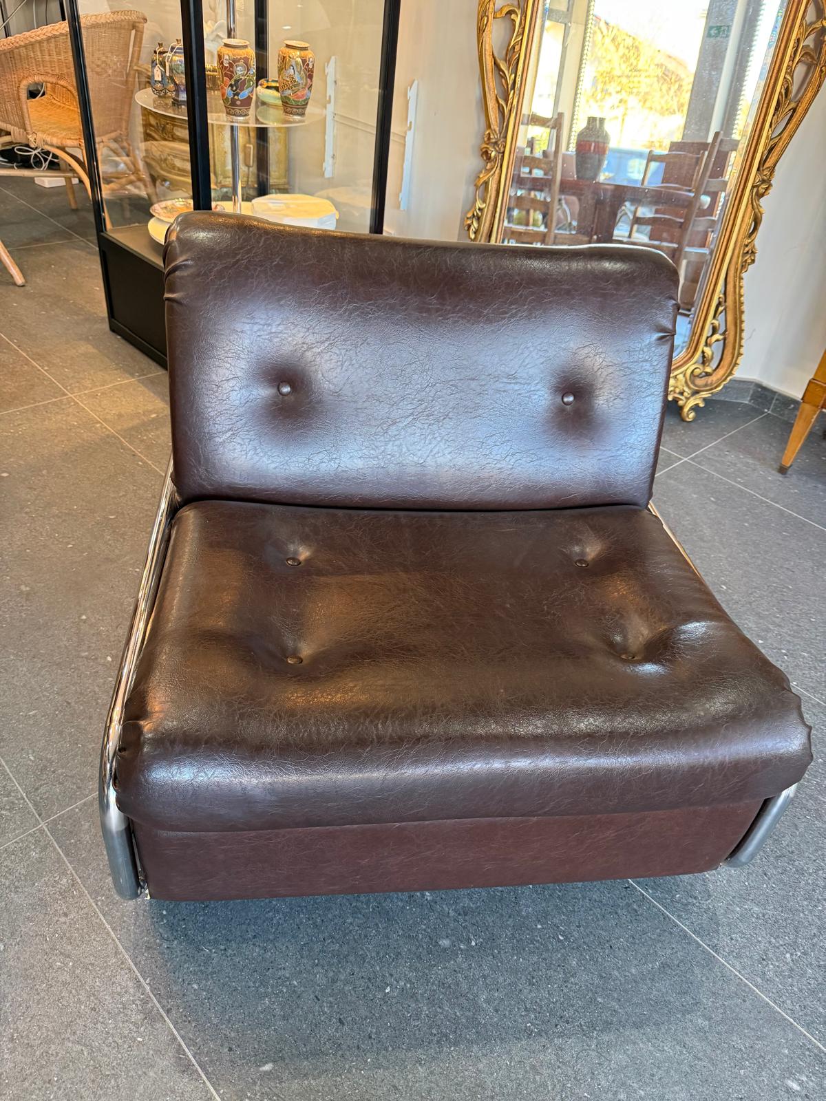 Fauteuil convertible BEKA-FRANCE en similicuir brun – Structure chromée – Années 1970