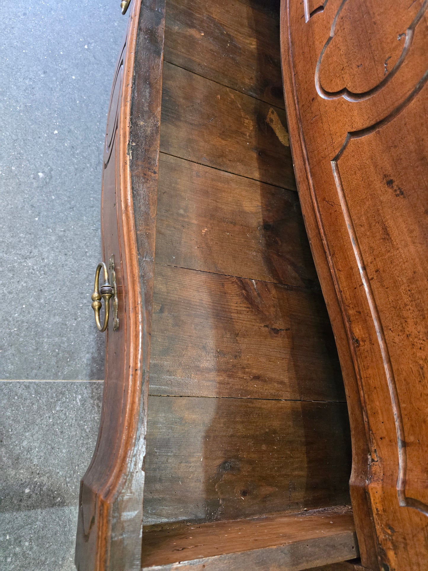 Commode coffre régionale en noyer massif, style Louis XV – fin XVIIIe / début XIXe siècle