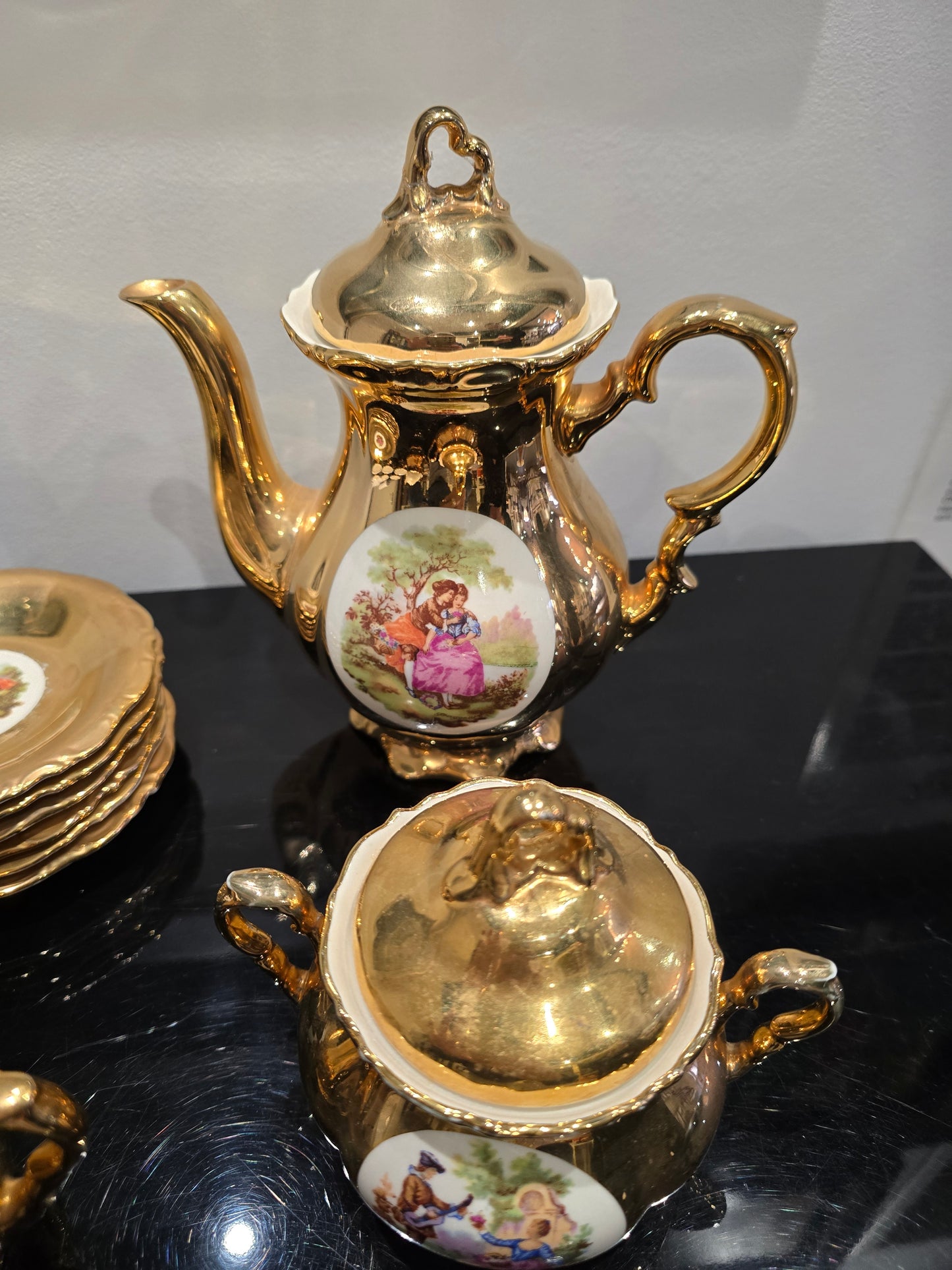 Service à café ancien en porcelaine dorée – Bavaria – Scènes galantes