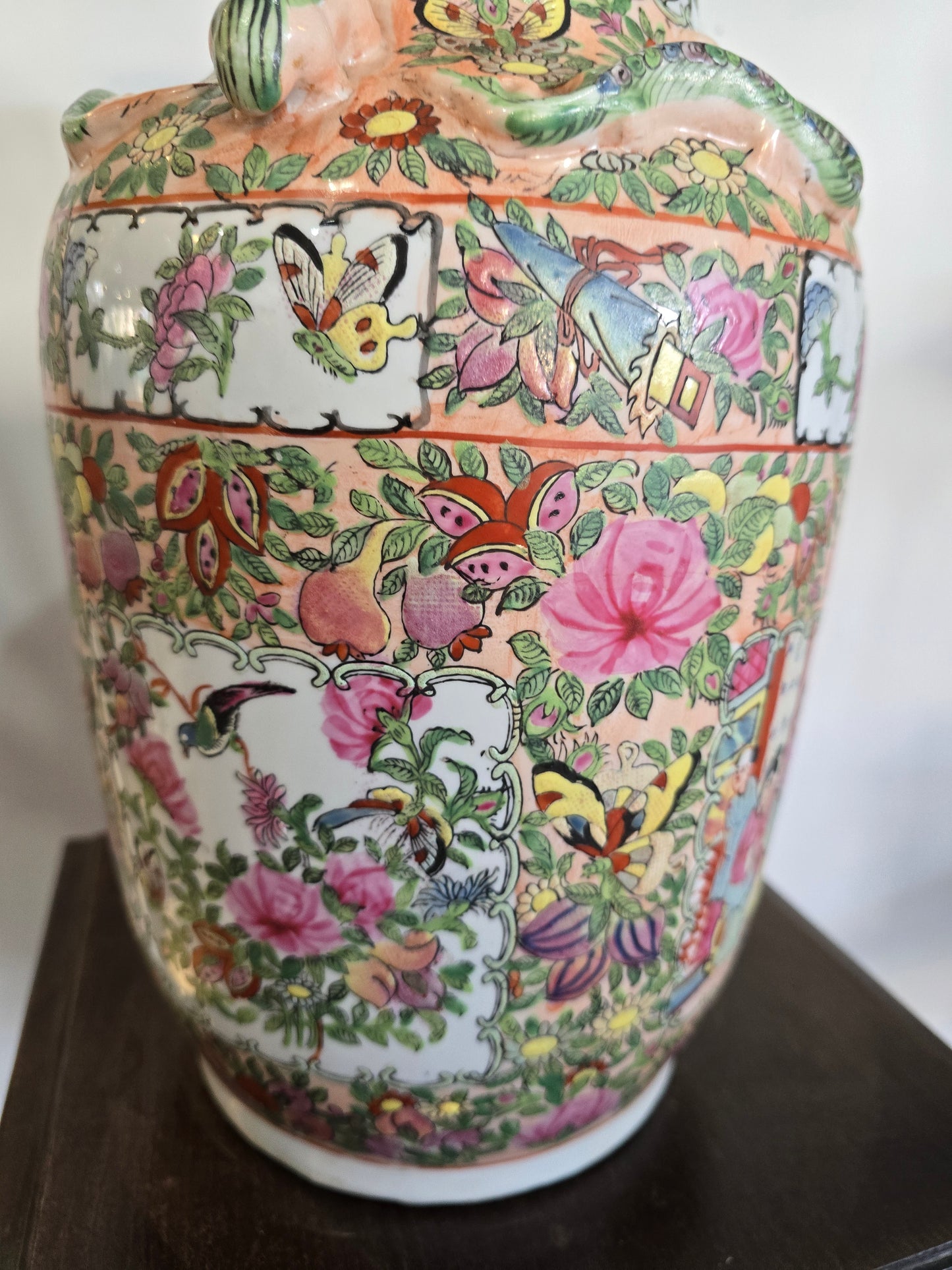 Grand vase chinois en porcelaine polychrome – Décor floral et scènes figurées