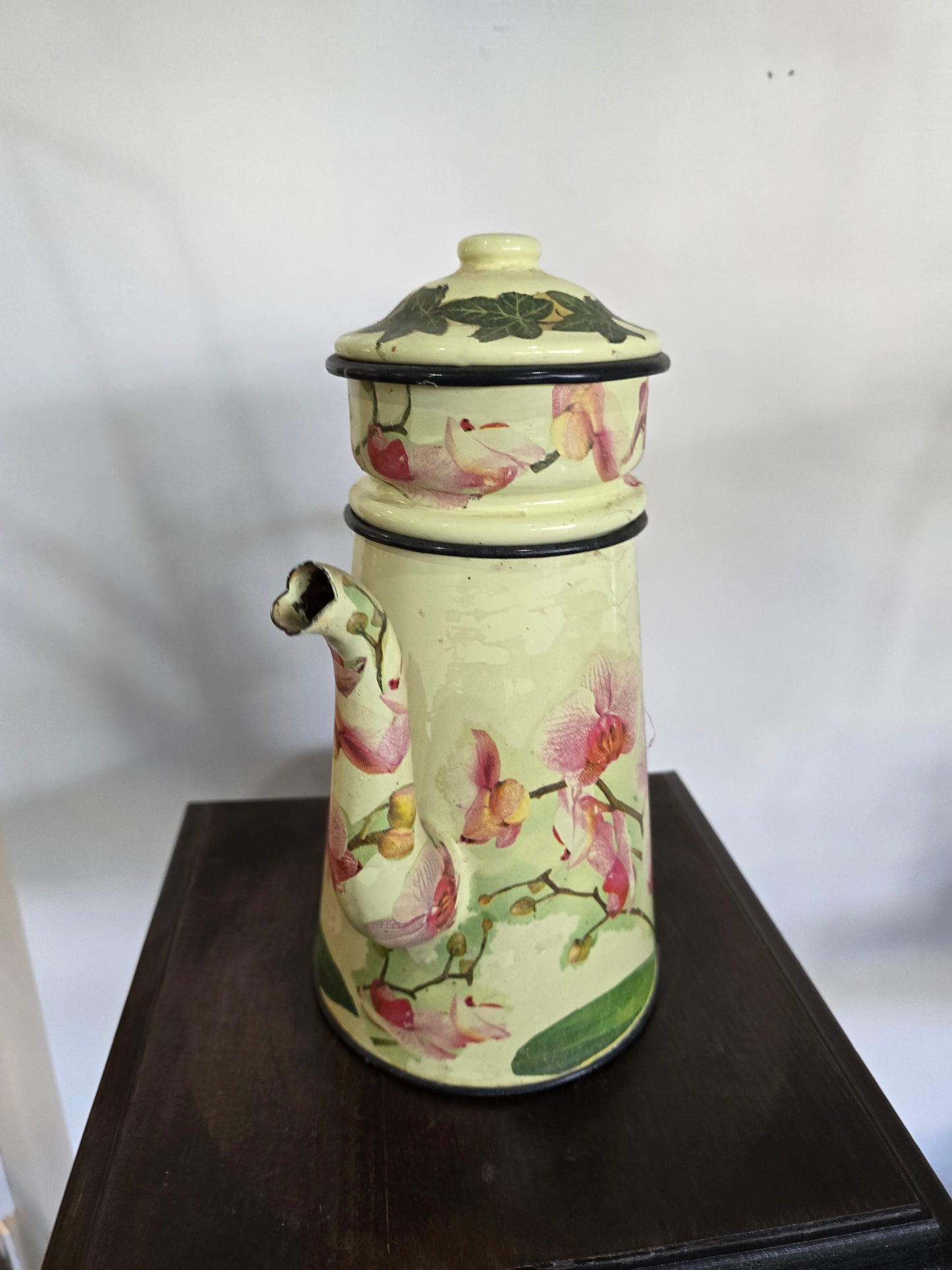 Cafetière vintage en métal émaillé – Décor floral orchidées – H.30 cm