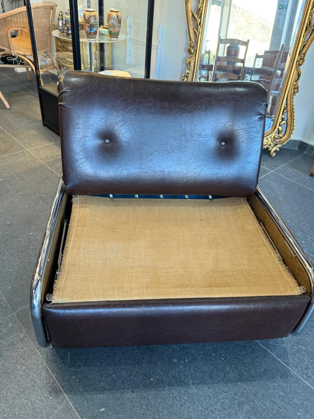 Fauteuil convertible BEKA-FRANCE en similicuir brun – Structure chromée – Années 1970
