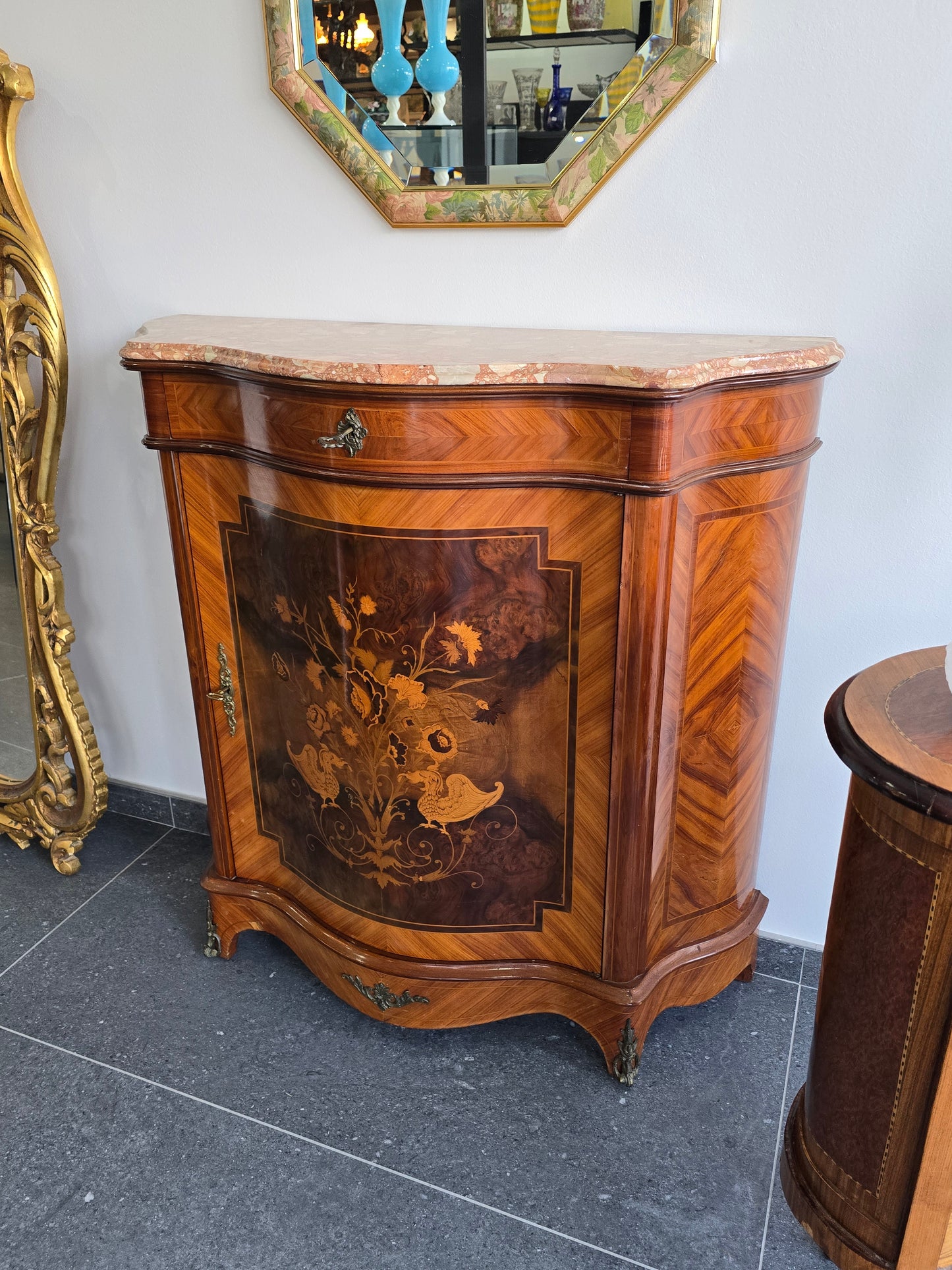 Meuble d’appui galbé en marqueterie florale – Style Louis XV, plateau marbre