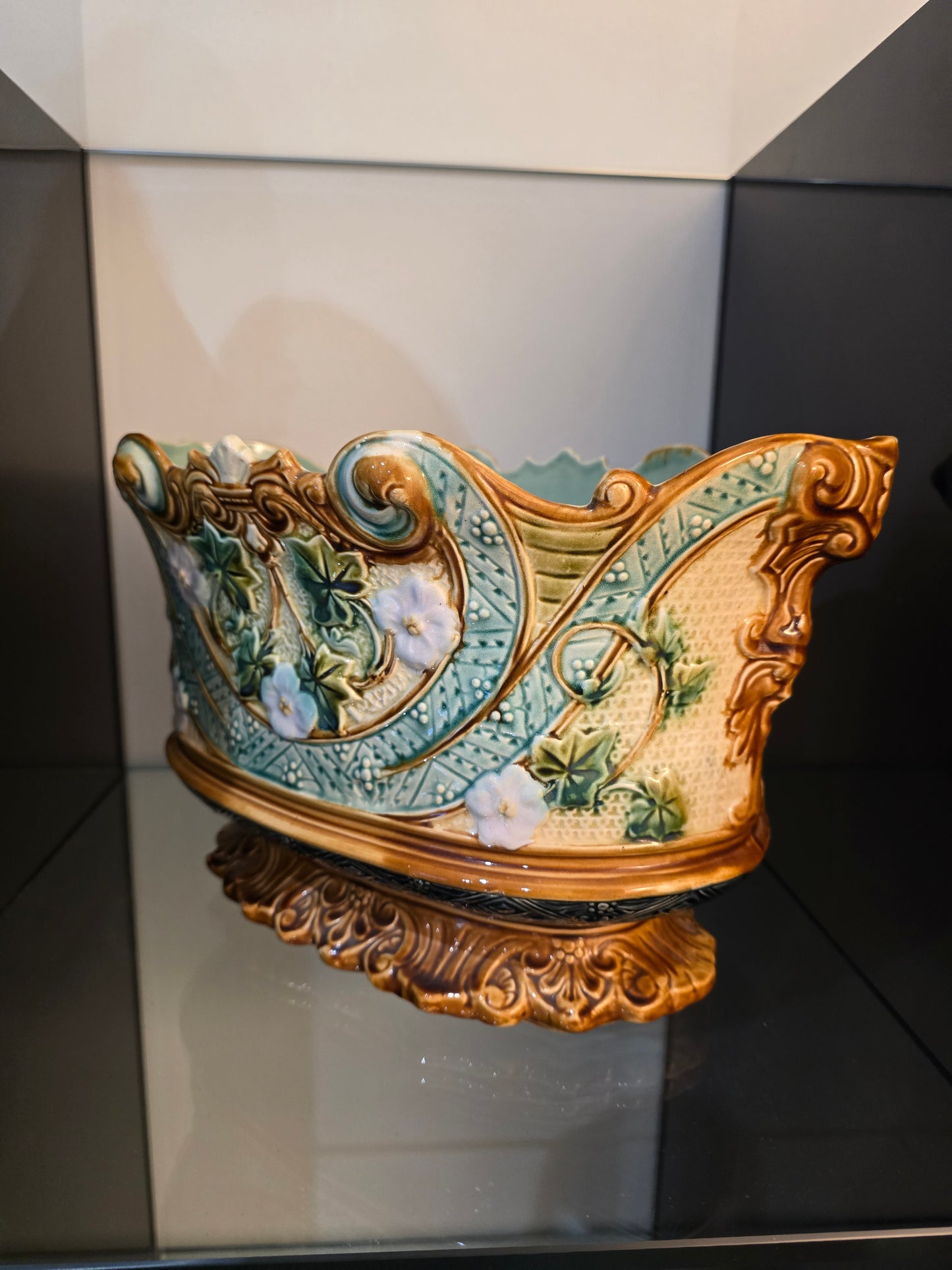 Jardinière en barbotine Art Nouveau – Décor liserons & feuillages – Vers 1900
