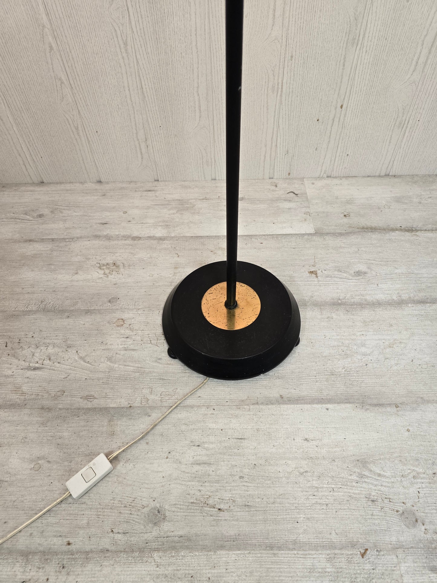 Lampadaire tripode vintage – Laiton & opaline blanche – Années 1960