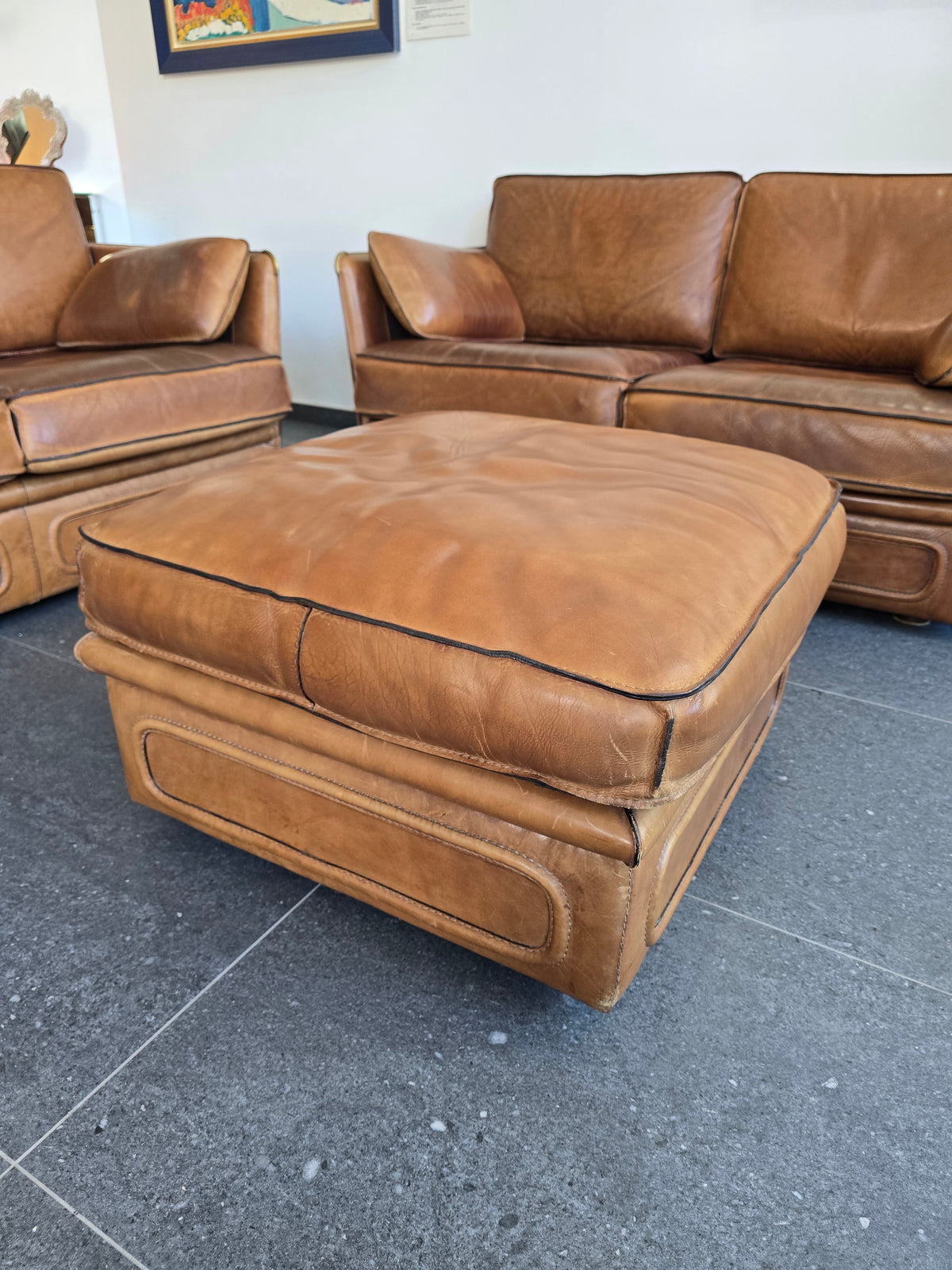 Salon Roche Bobois vintage années 80 – Cuir de buffle cognac – 2 canapés + pouf