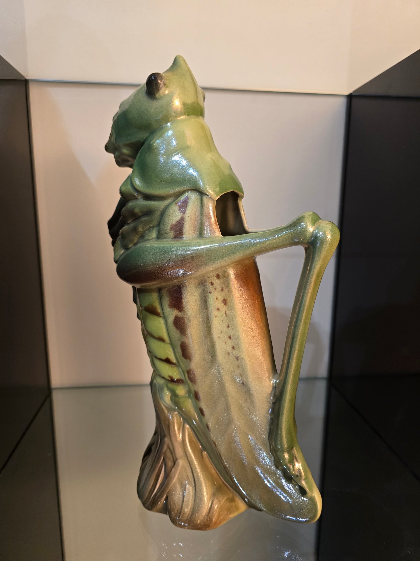 Pichet à Absinthe “La Sauterelle” – Faïencerie de Saint-Clément – Vers 1910