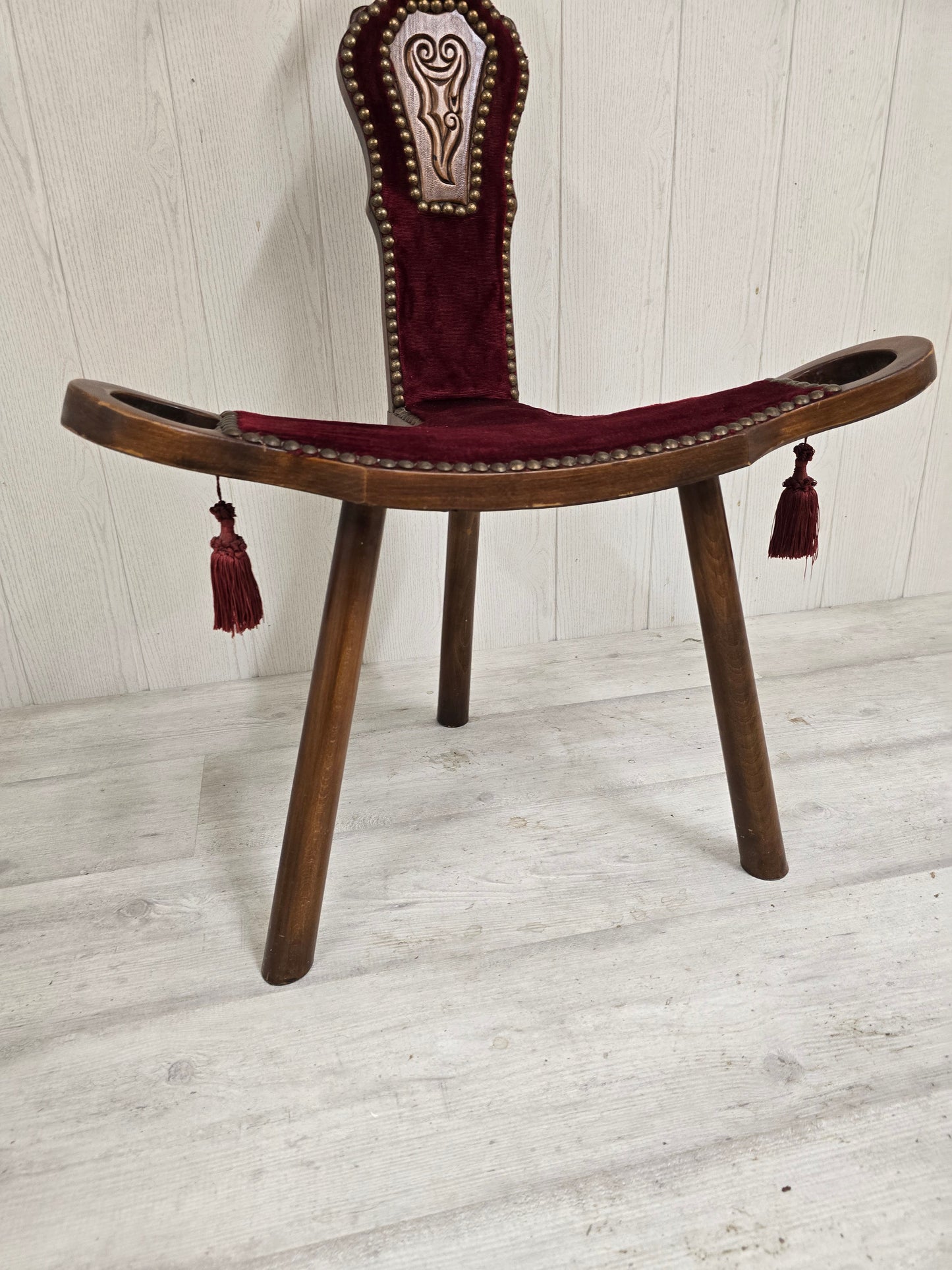 Chaise de style “Savoye / Tyrol” – Bois & velours rouge – Travail artisanal