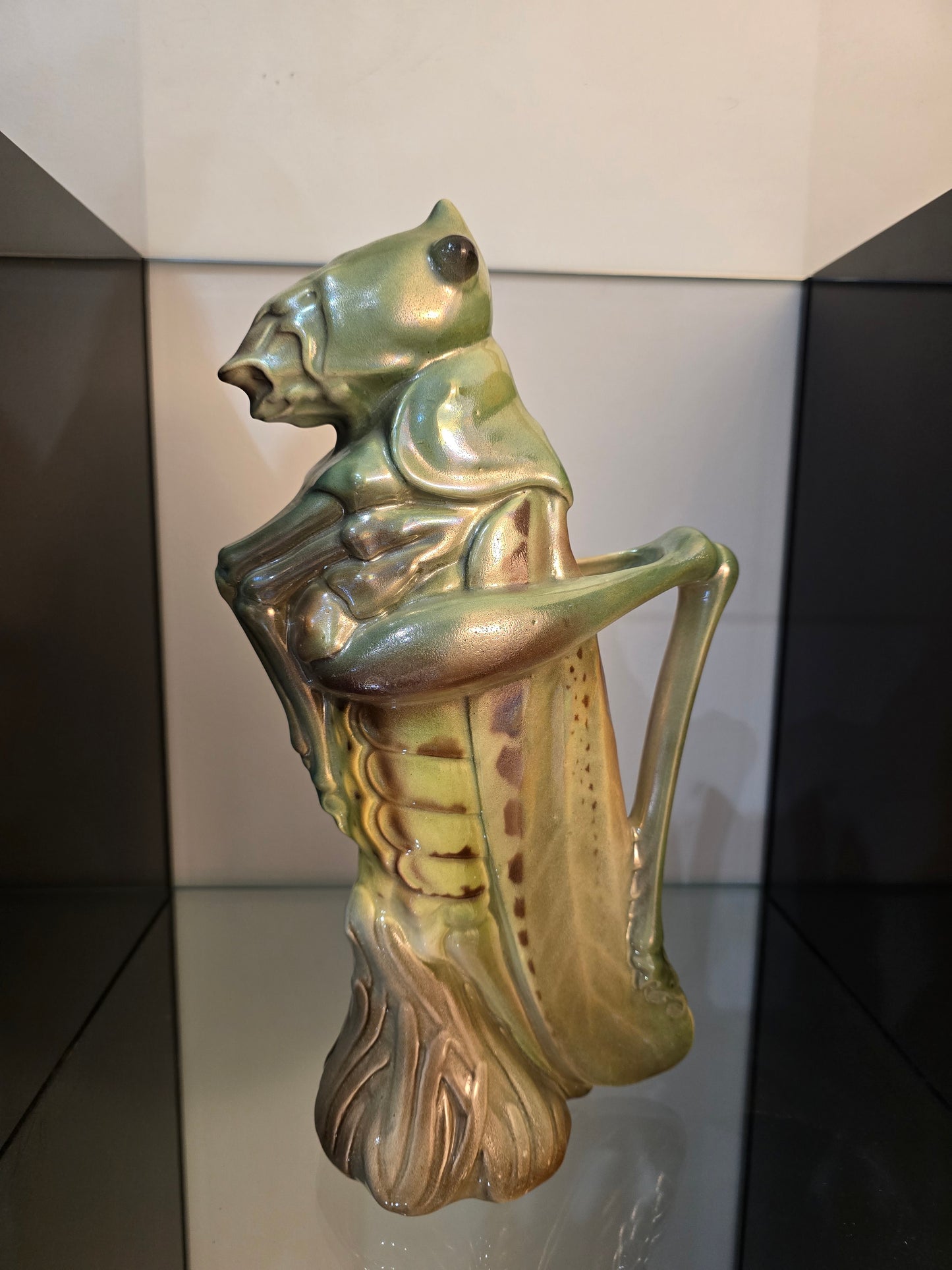 Pichet à Absinthe “La Sauterelle” – Faïencerie de Saint-Clément – Vers 1910