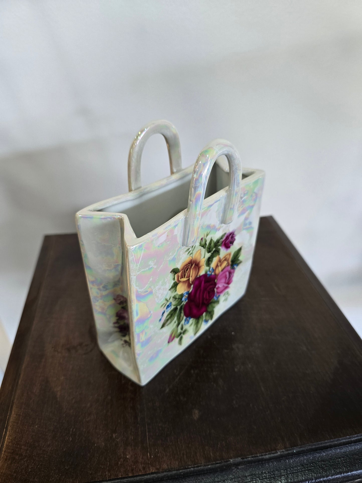 Vase décoratif en céramique irisée – Forme sac – Décor floral peint main – H.16 cm