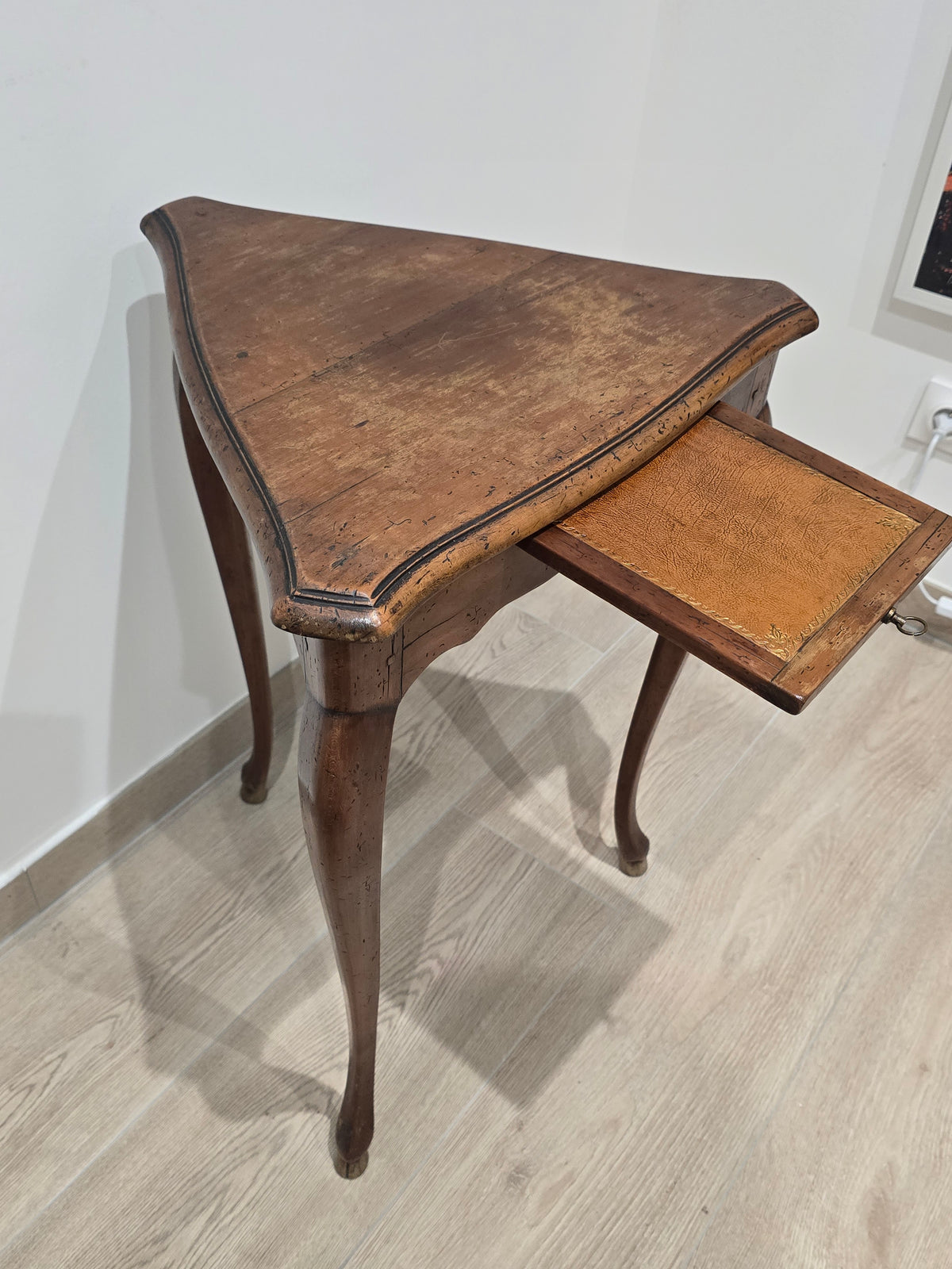 Table d'Appui Triangulaire à Écritoire – Estampillée André Mailfert (Orléans) – Style Louis XV