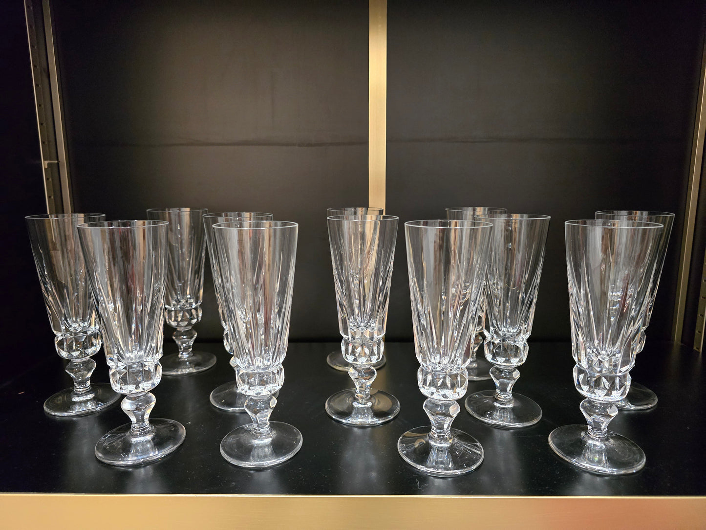 12 flûtes à champagne Saint-Louis modèle Guernesey en cristal taillé