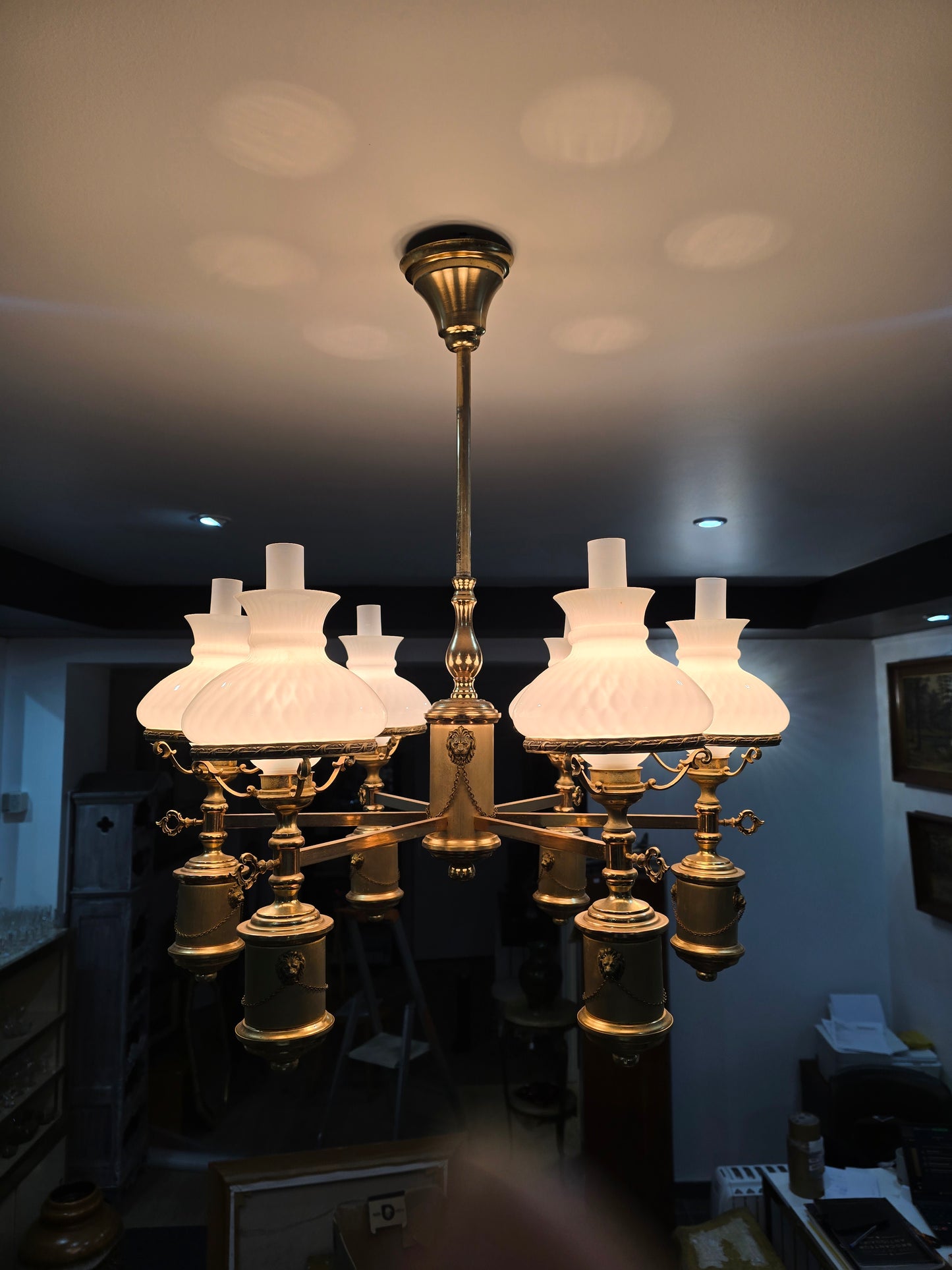 Grand lustre ancien style Empire — laiton doré & verres opalins