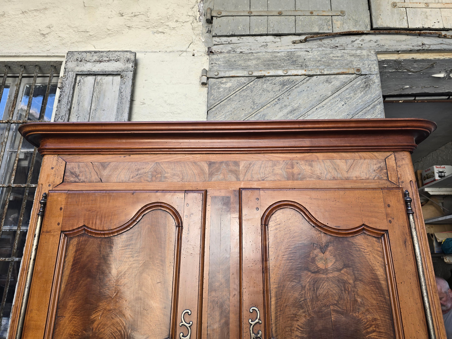 Buffet deux-corps d’époque Louis XV en noyer massif – XVIIIe siècle