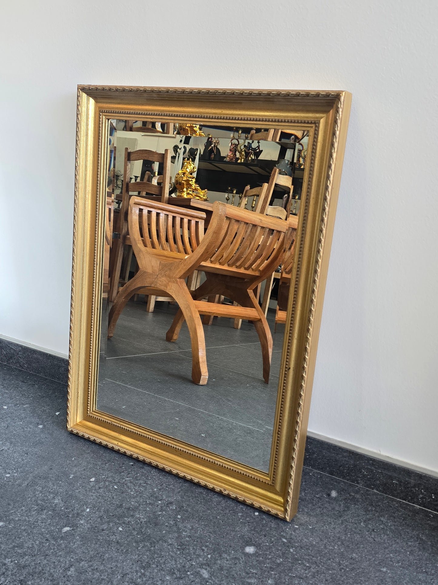Miroir doré à glace biseautée – 70 × 52 cm