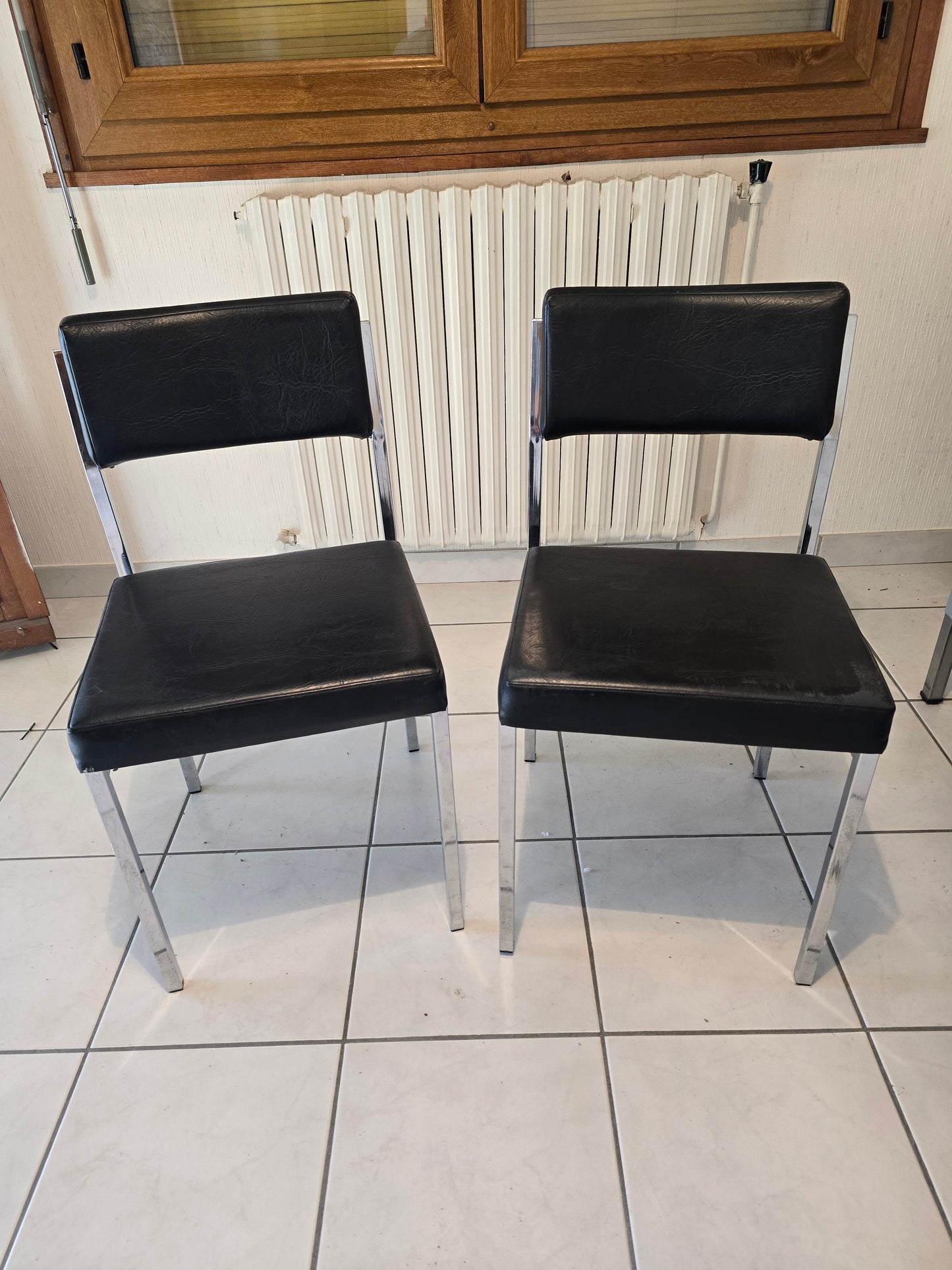 Paire de chaises vintage VINCO en métal chromé et simili cuir noir