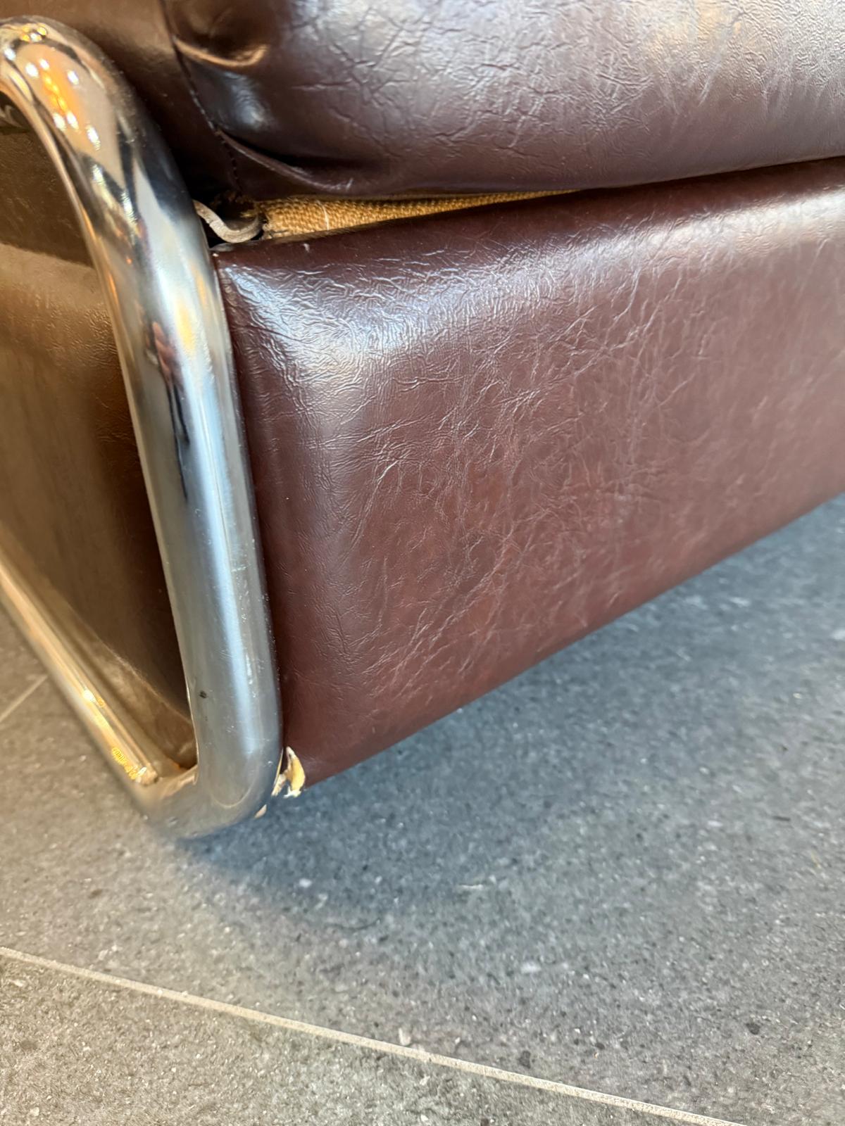 Fauteuil convertible BEKA-FRANCE en similicuir brun – Structure chromée – Années 1970