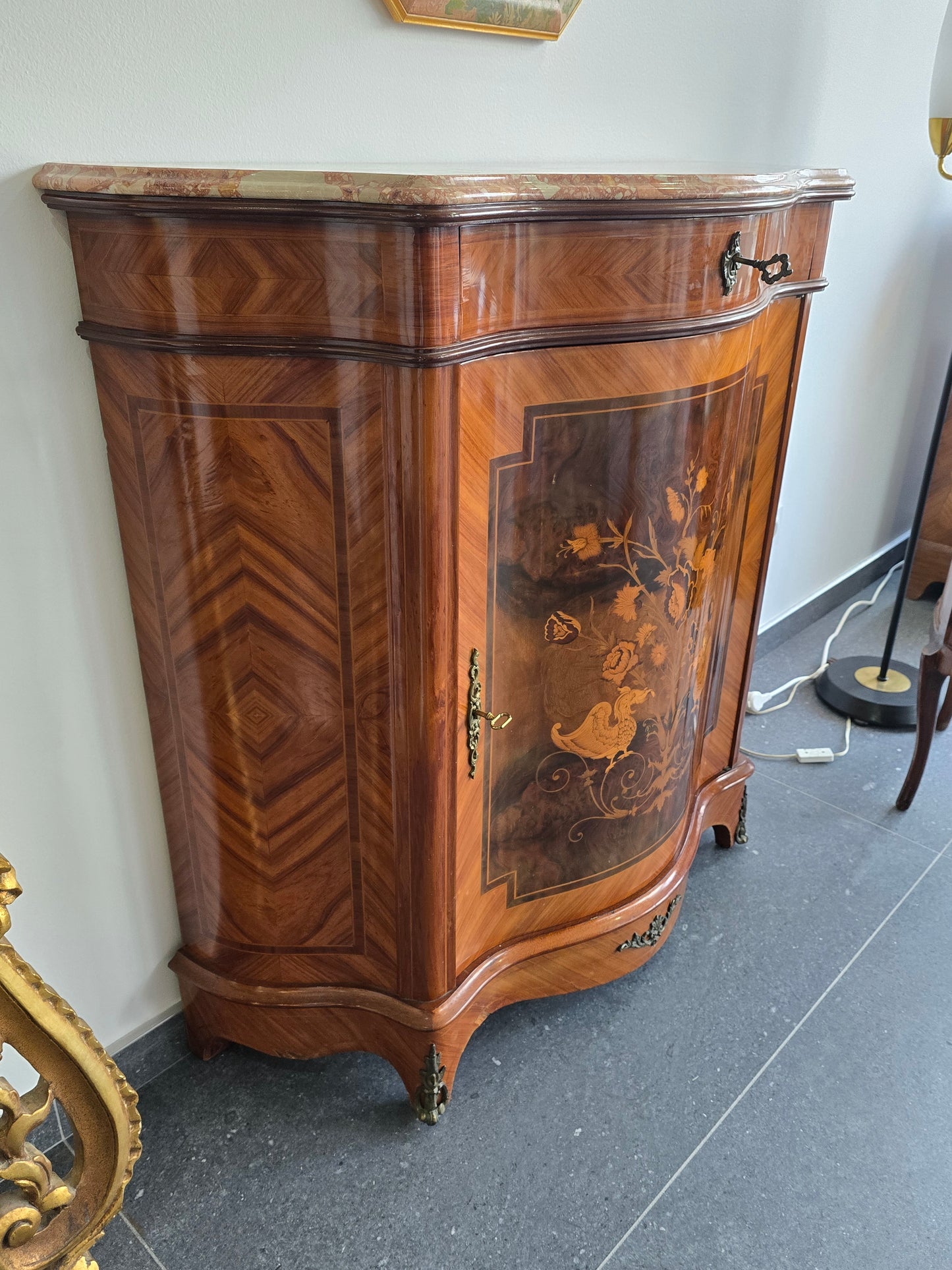 Meuble d’appui galbé en marqueterie florale – Style Louis XV, plateau marbre