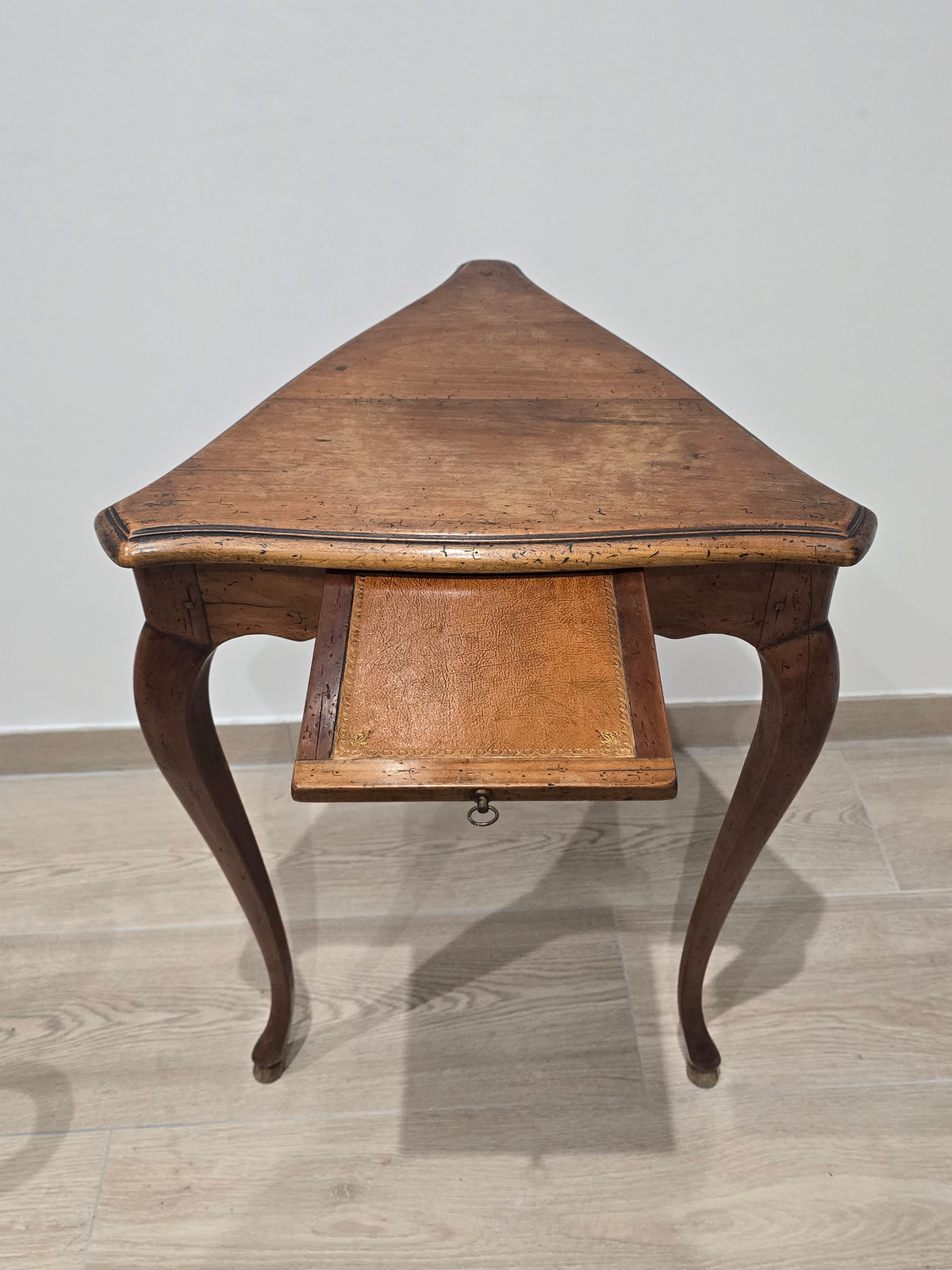 Table d'Appui Triangulaire à Écritoire – Estampillée André Mailfert (Orléans) – Style Louis XV
