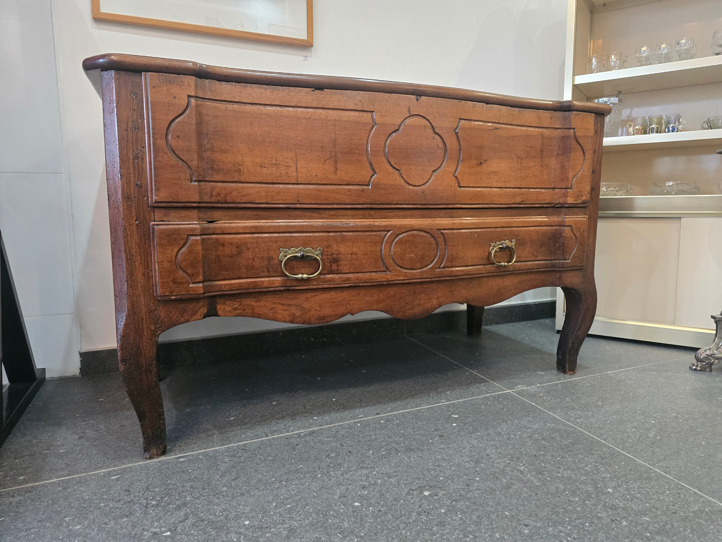 Commode coffre régionale en noyer massif, style Louis XV – fin XVIIIe / début XIXe siècle