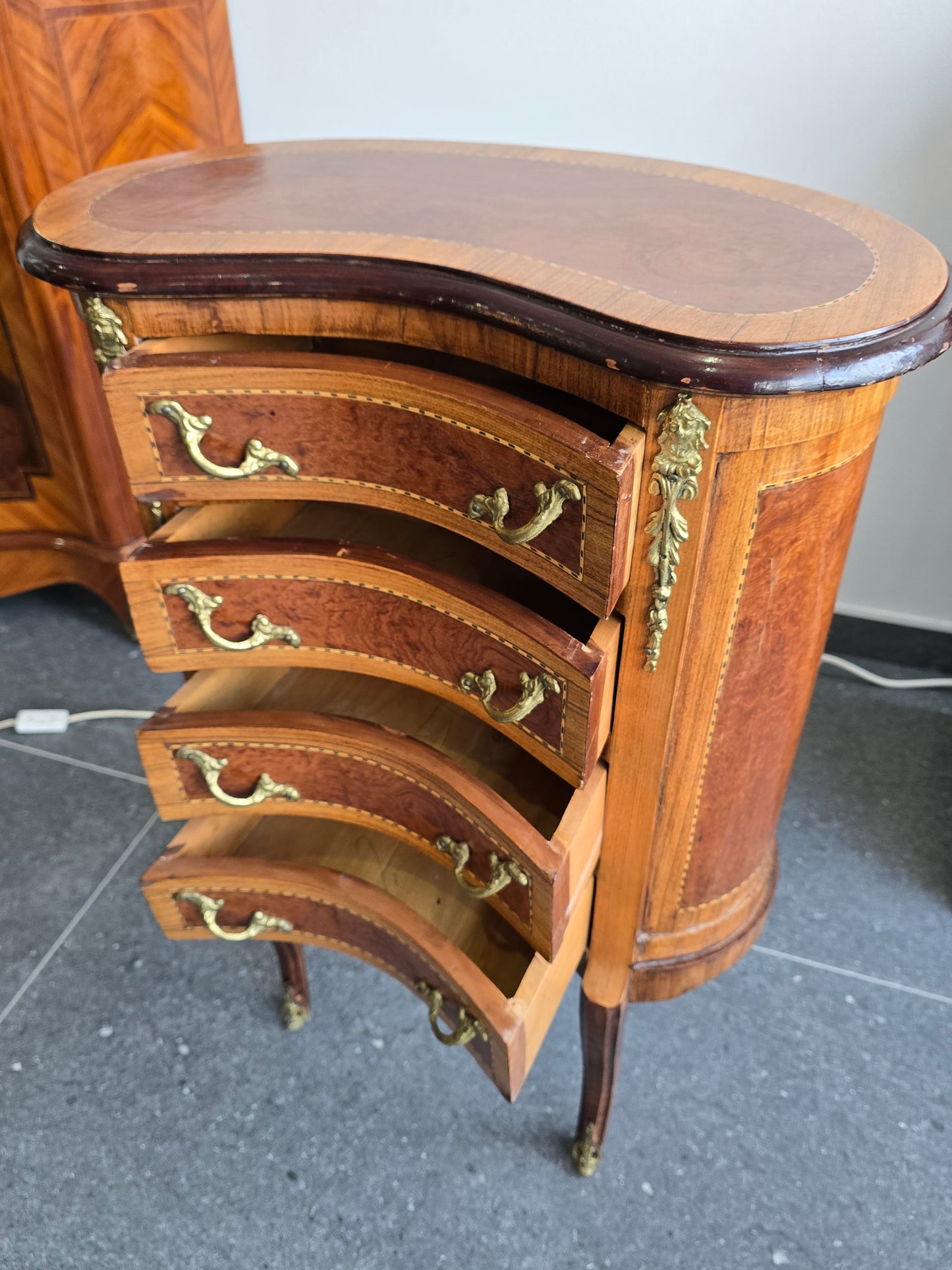 Commode galbée demi-lune en marqueterie – Style Louis XV, fin XIXe siècle
