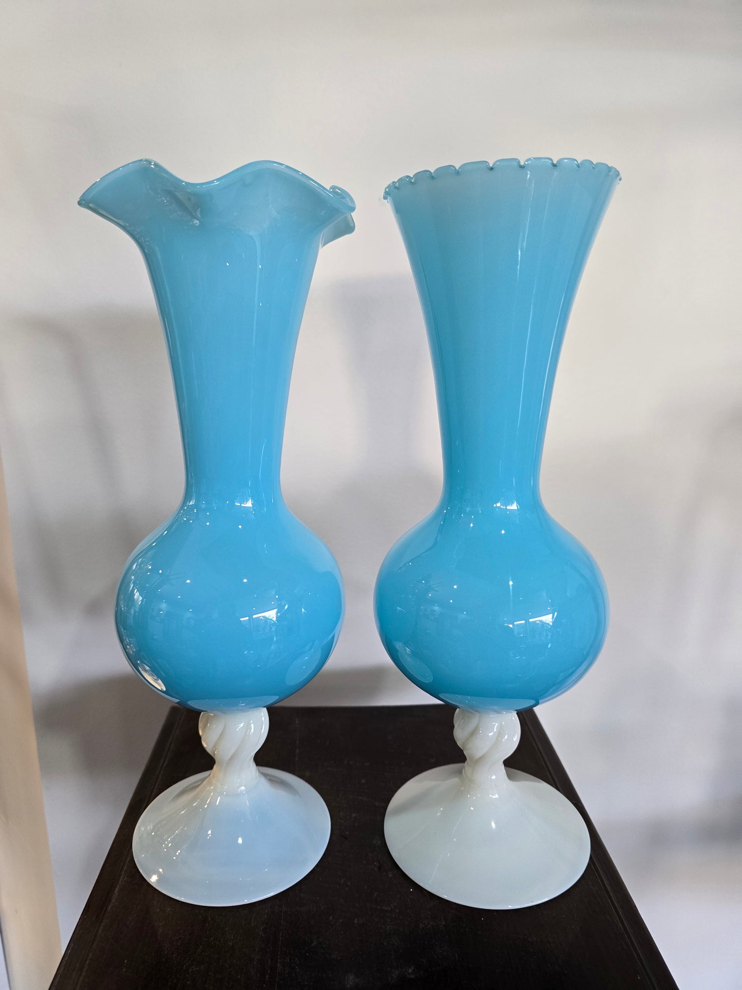 Paire de vase en verre soufflé bleu opalin – H. 35 cm