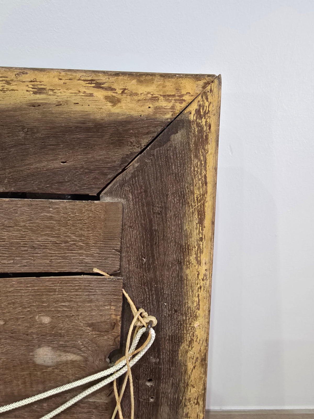 Exceptionnel miroir XVIIIe siècle en bois sculpté doré – décor oiseaux, fruits et angelot – 98 x 68 cm.