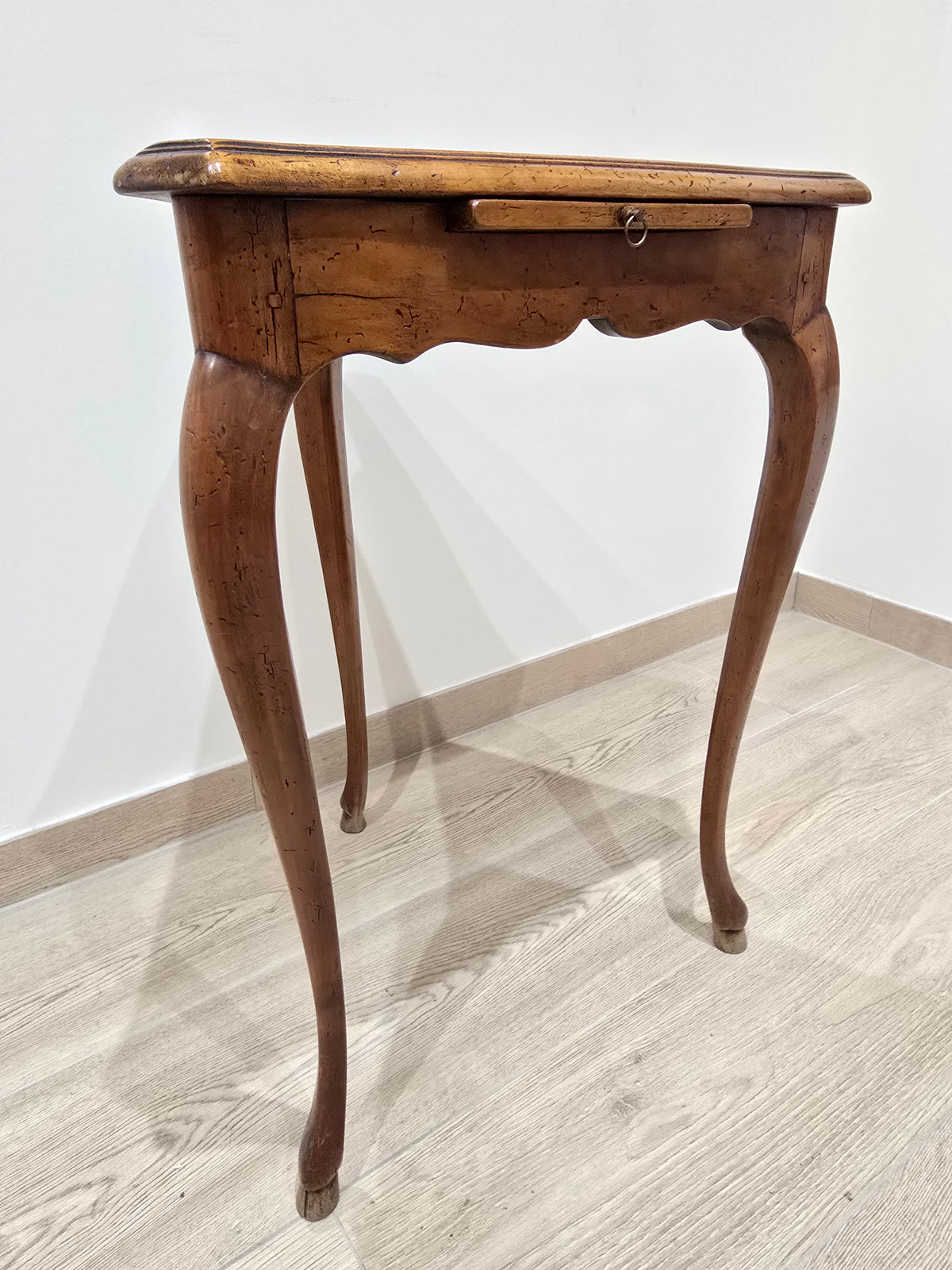 Table d'Appui Triangulaire à Écritoire – Estampillée André Mailfert (Orléans) – Style Louis XV