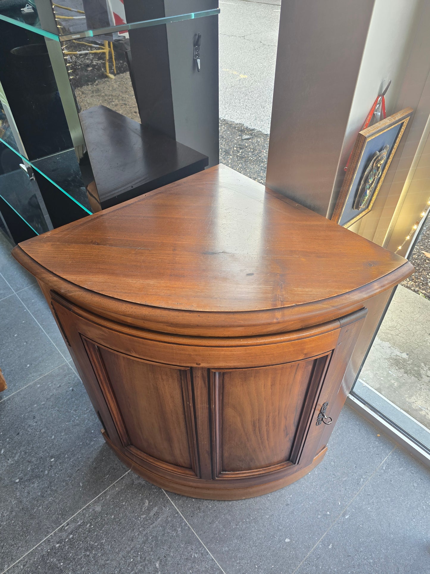 Encoignure galbée en bois – Style classique