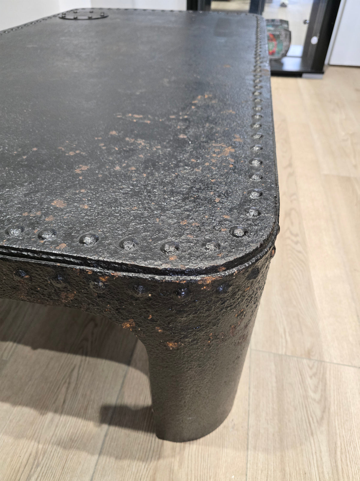 Table basse industrielle en métal riveté vers 1920 – patine noire – 145 × 80 cm