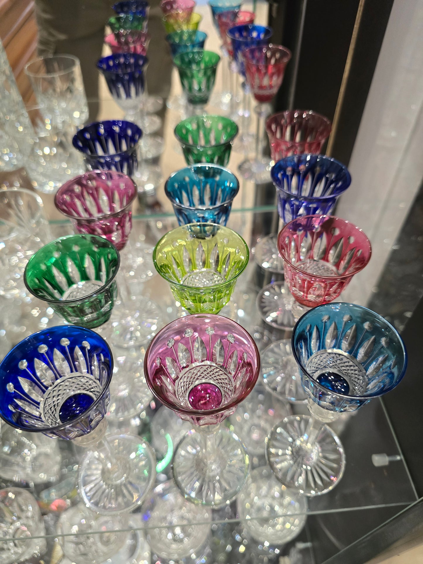 12 verres à liqueur Saint-Louis modèle Tommy en cristal de couleur