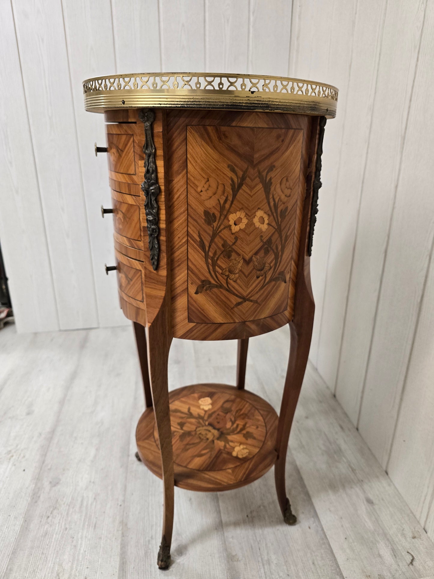 Guéridon marqueté à trois tiroirs – Style Louis XV – Bronze & plateau ajouré