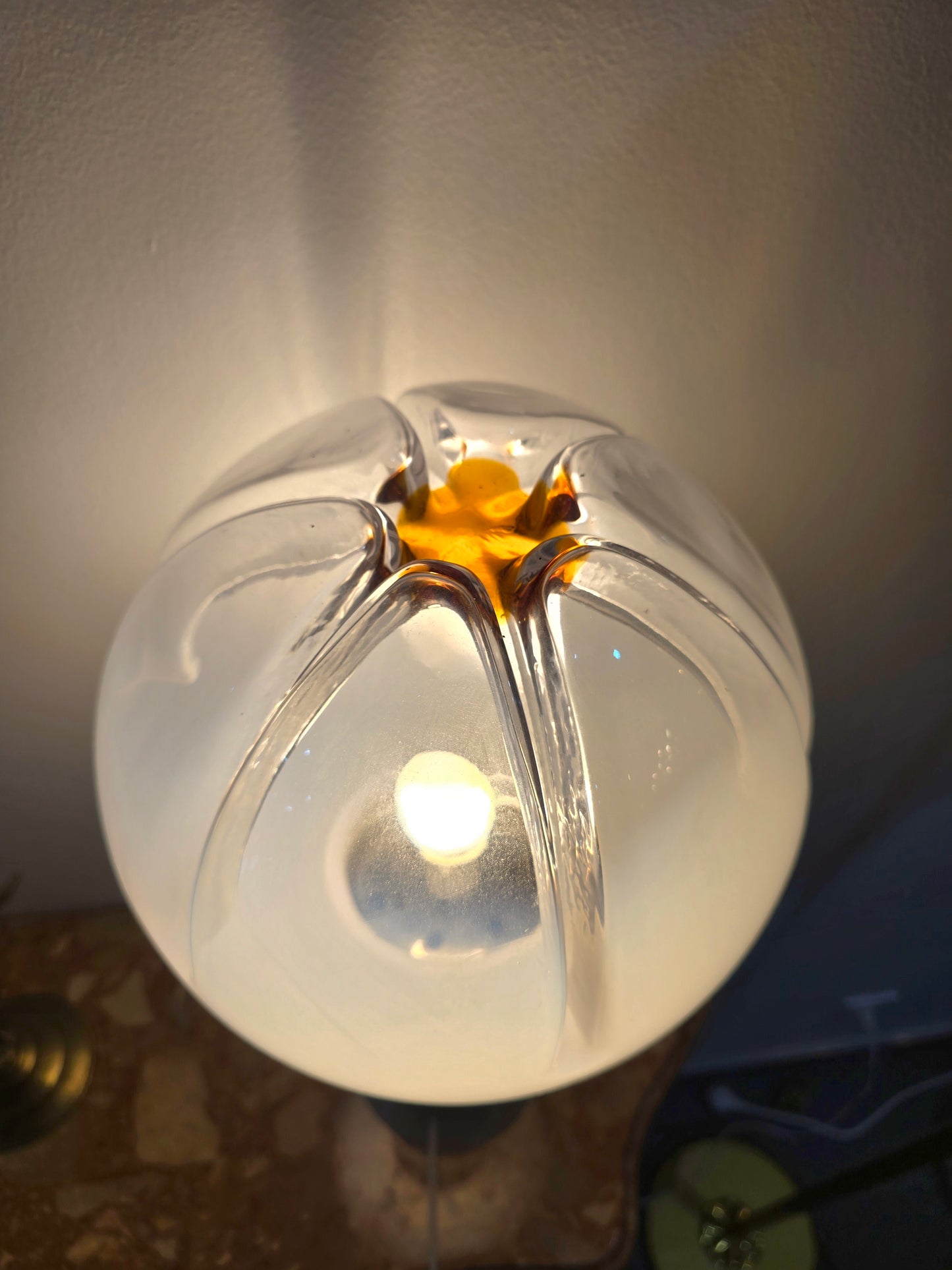 Lampe vintage en verre opalin et onyx – Design italien – Années 1960/1970