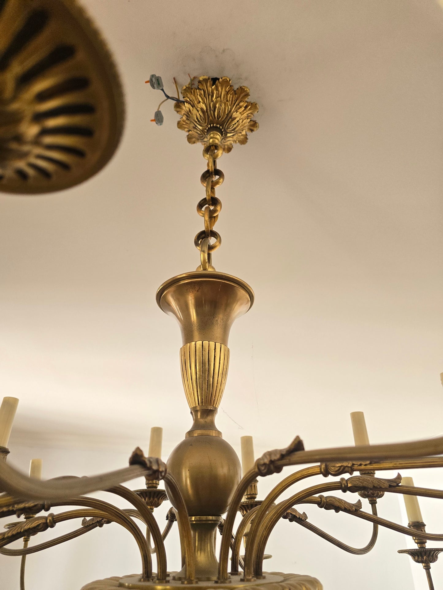 Grand lustre en laiton massif à 24 feux