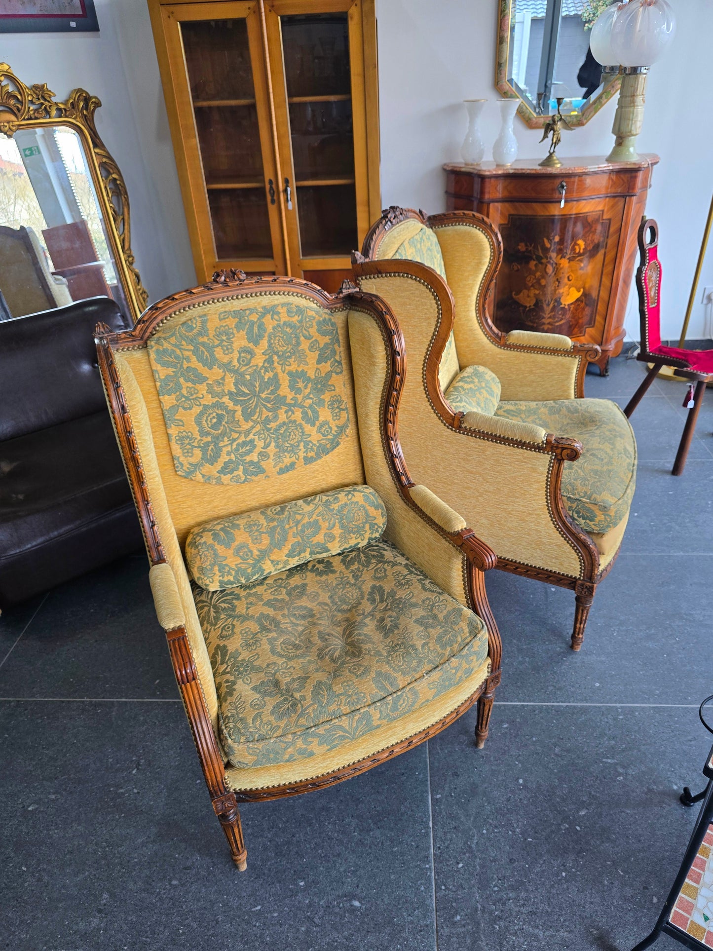 fauteuils bergères Louis XVI – paire dépareillées – XIXe / début XXe