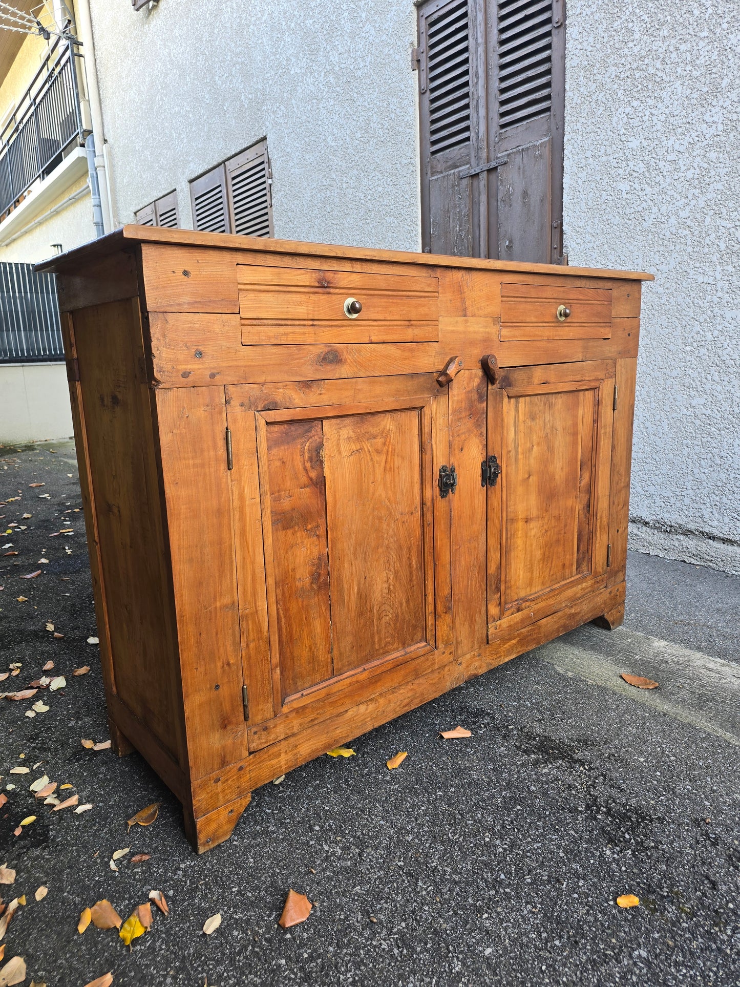 Buffet ancien de ferme en cerisier massif – style campagne rustique