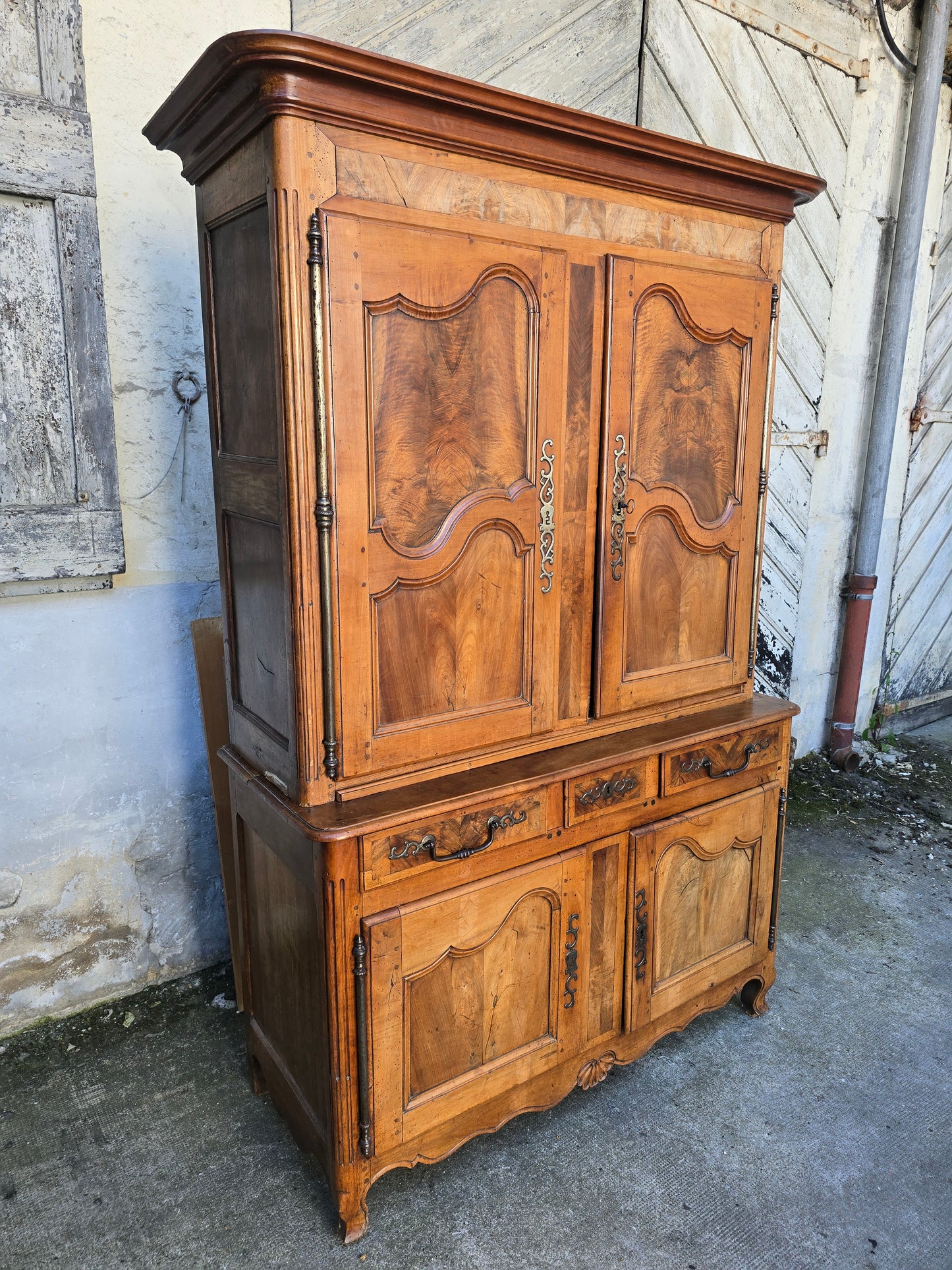Buffet deux-corps d’époque Louis XV en noyer massif – XVIIIe siècle