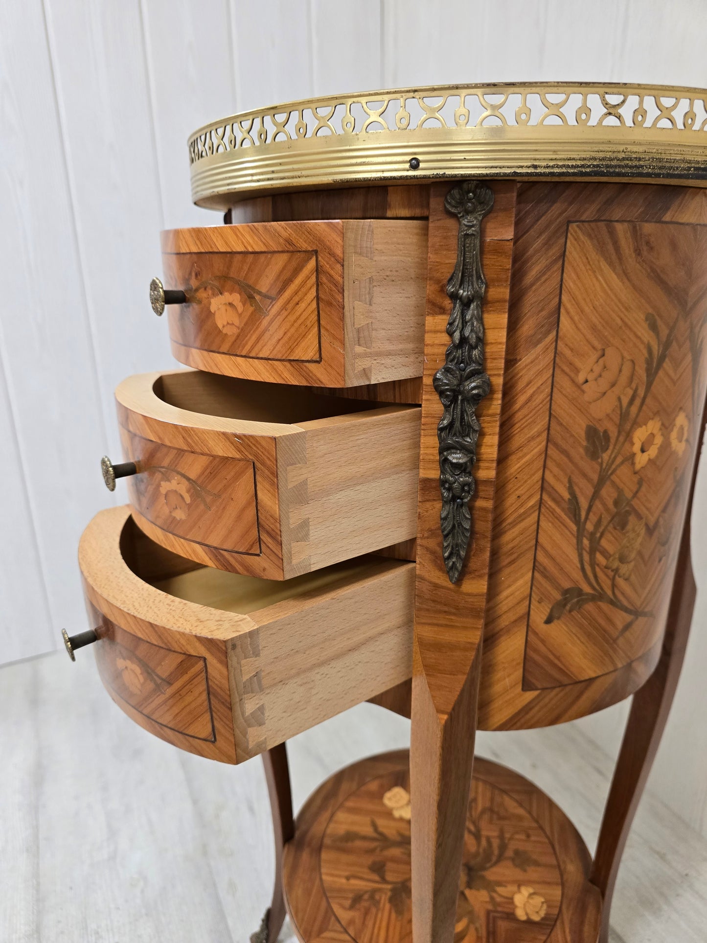 Guéridon marqueté à trois tiroirs – Style Louis XV – Bronze & plateau ajouré