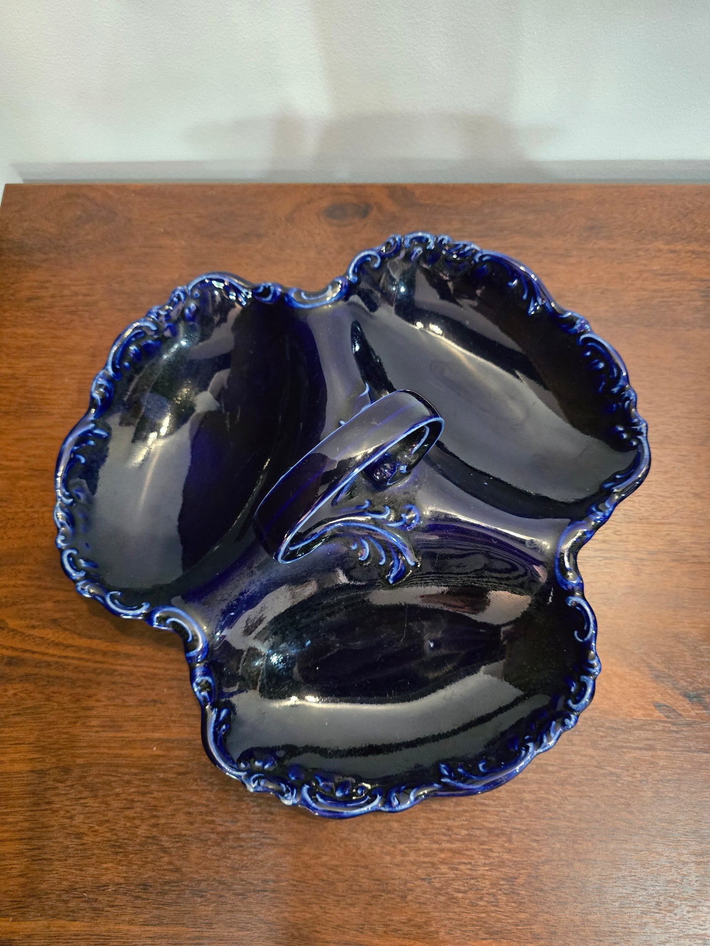 Plat compartimenté en céramique bleu cobalt à décor rocaille