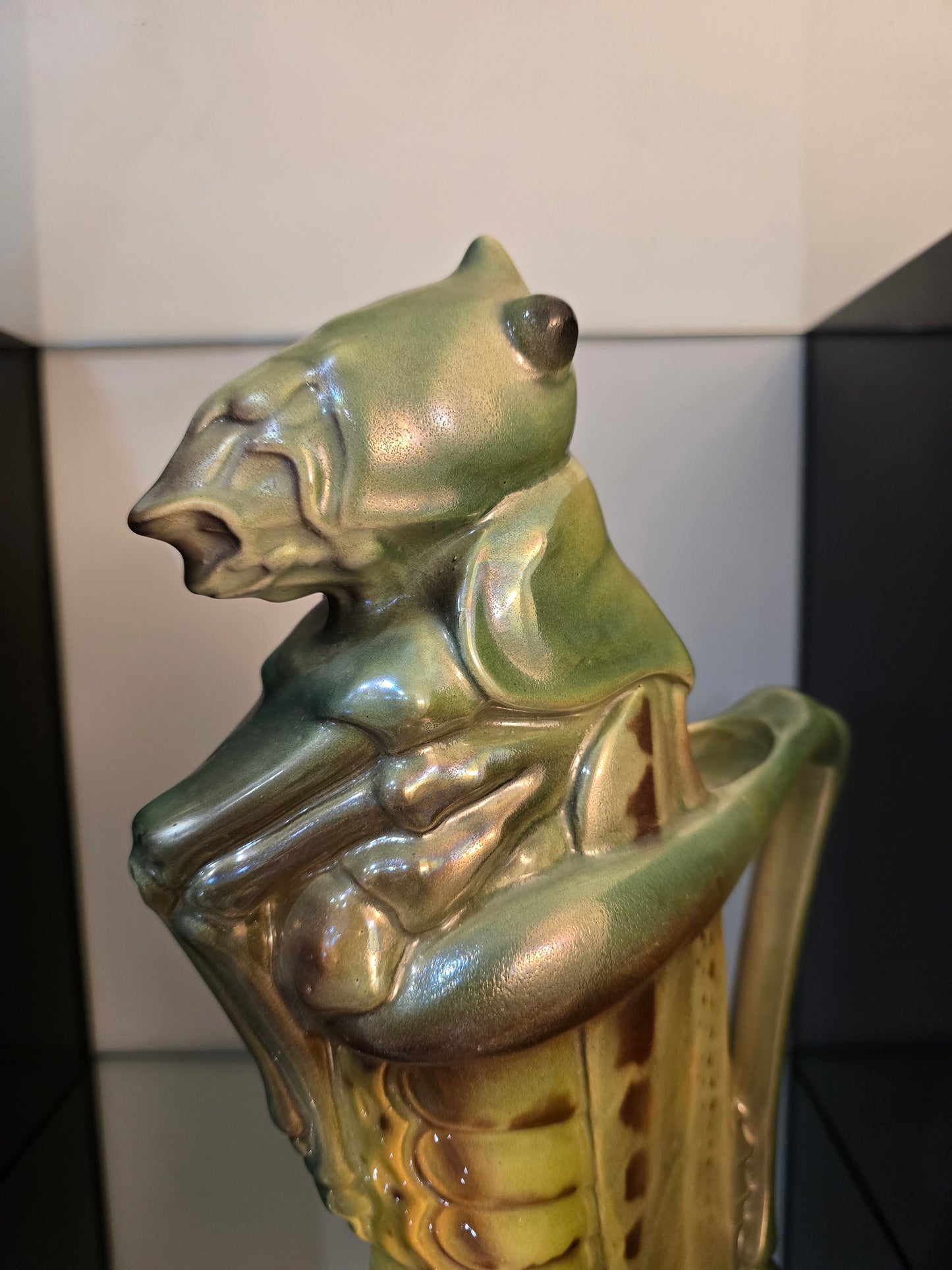 Pichet à Absinthe “La Sauterelle” – Faïencerie de Saint-Clément – Vers 1910