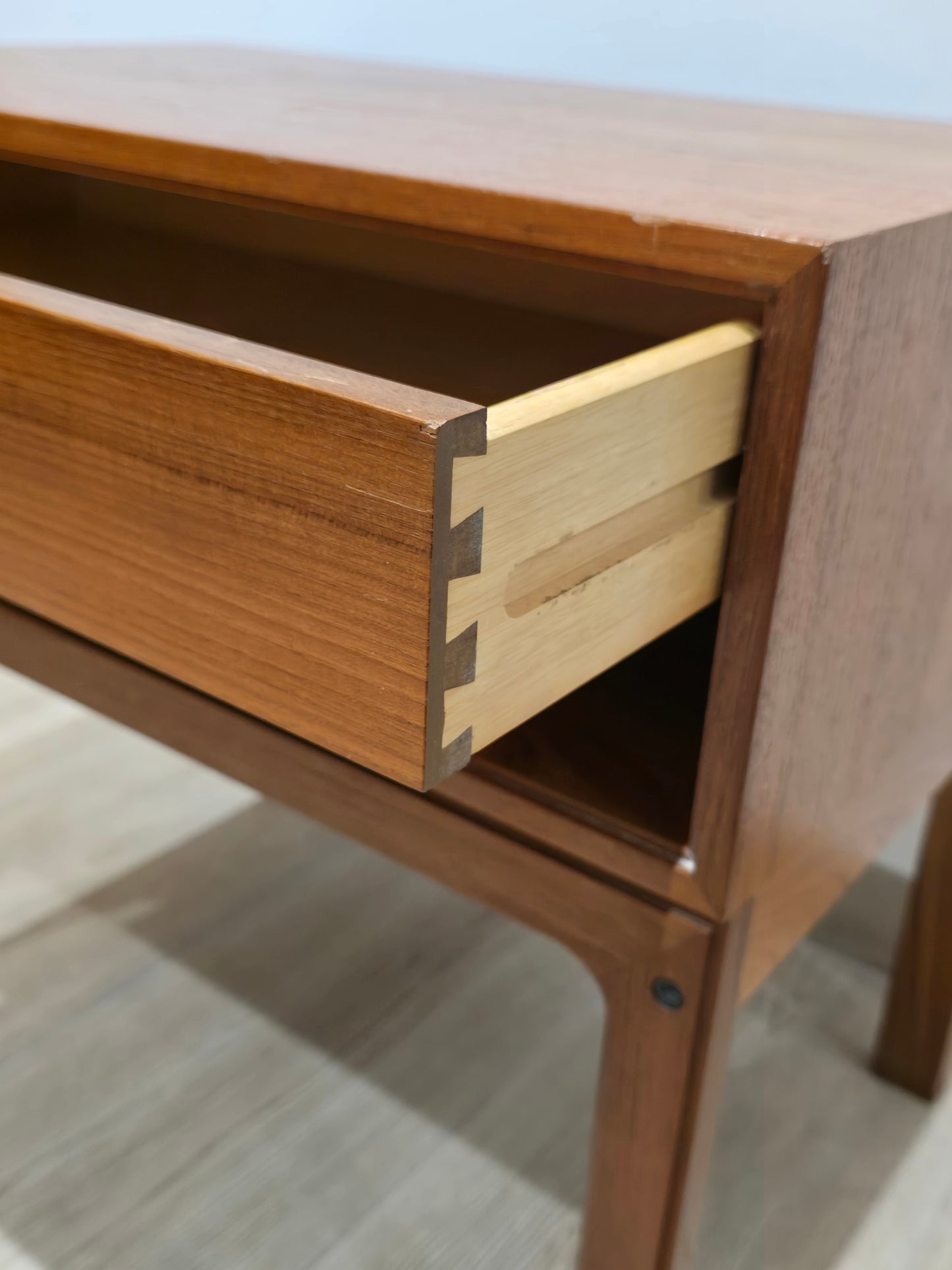 Table de chevet scandinave en teck – Made in Denmark – Années 60